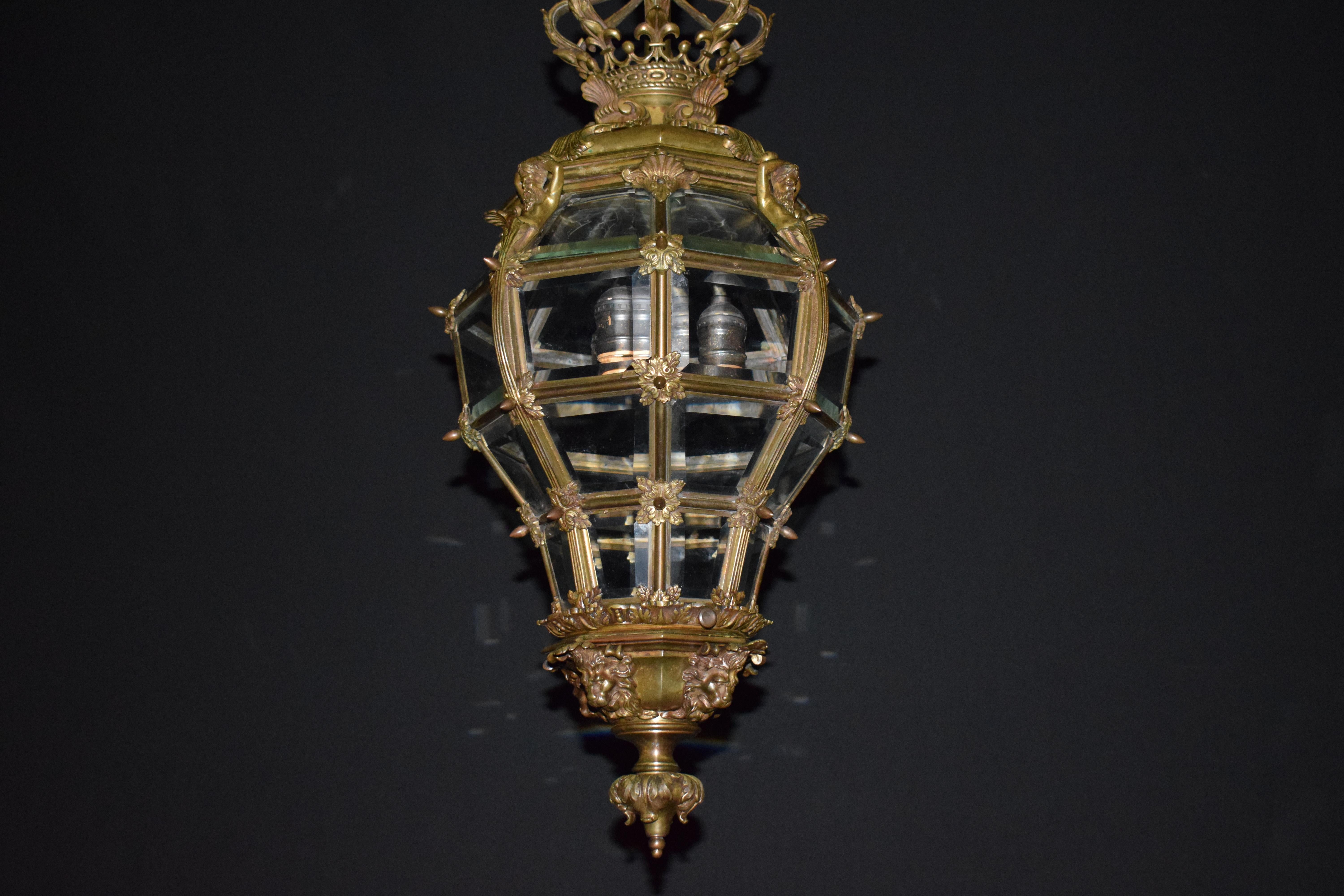 Français Lanterne en bronze avec panneaux en cristal biseauté à la main en vente