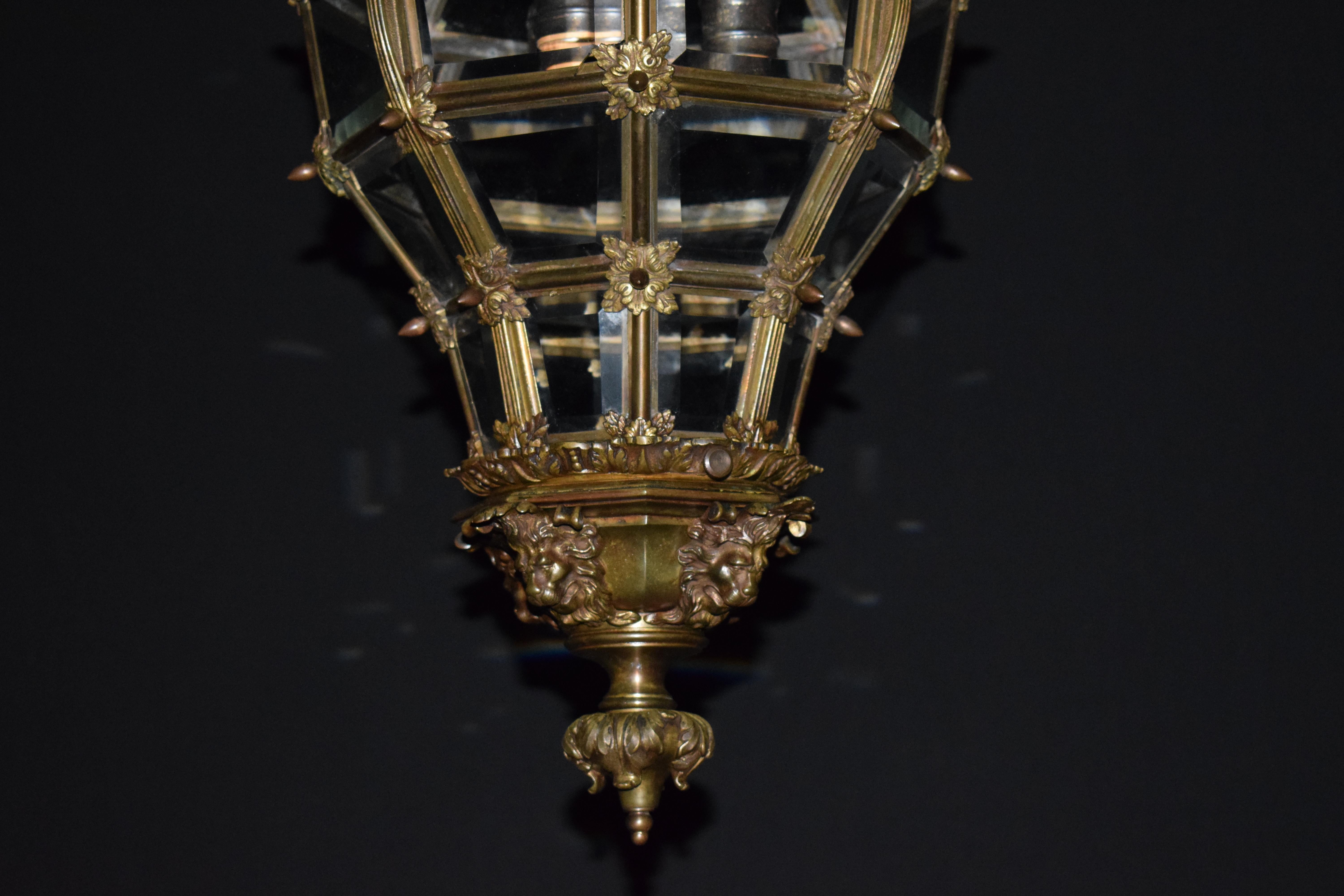 Bronze Lanterne en bronze avec panneaux en cristal biseauté à la main en vente