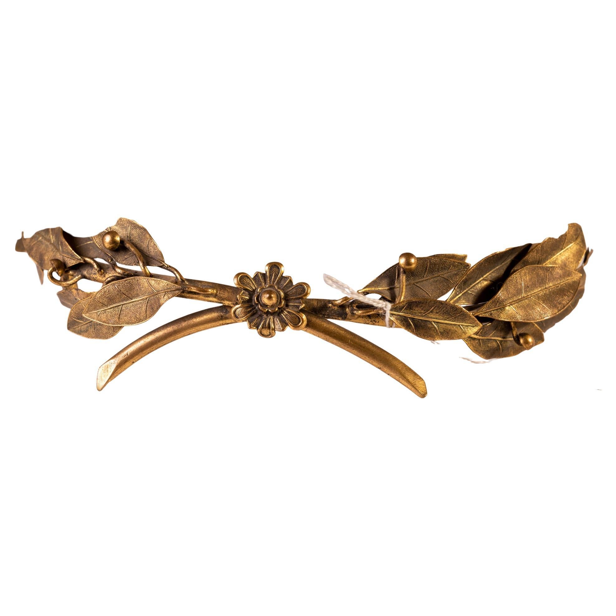 Hace algunos años encontré esta corona de laurel de bronce: Me gustó, la compré y la coloqué sobre una hermosa cabeza de mármol.

ref. O/6843.