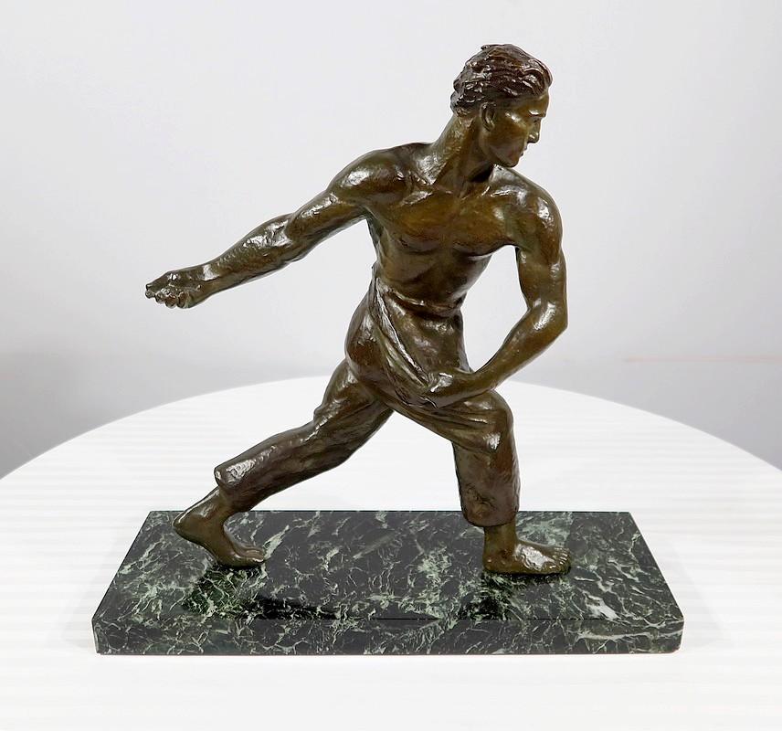 Una bellissima scultura in bronzo di grandi dimensioni di Alexandre Kelety, che vanta un'armoniosa patina verde, raffigura un uomo atletico che semina nei campi.
Assorto nel suo compito, con i muscoli tesi per lo sforzo, l'uomo è in movimento. An He
