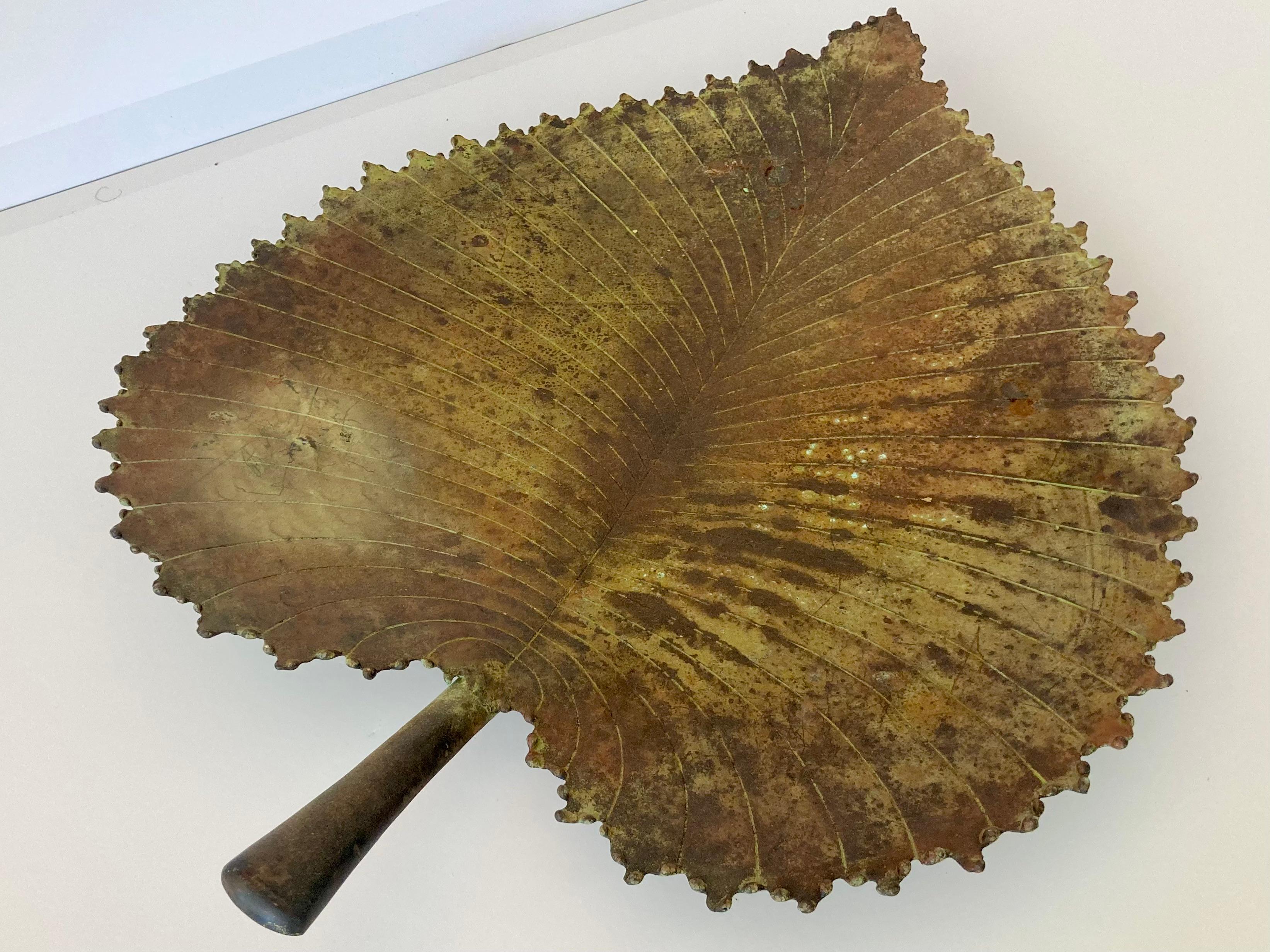 La bellissima scultura centrotavola in bronzo a forma di foglia è realizzata a mano da un artigiano francese. Consulta le altre inserzioni di questo design perché sono tutte uniche. Dettagli incredibili e finiture invecchiate degli anni '60.
