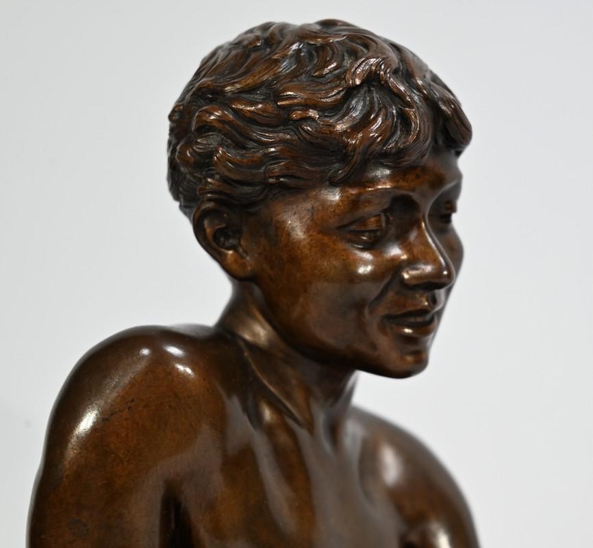 Bronze Sculpture “The Child with the Net”, signed R.Guillaume – 20th century For Sale 2
