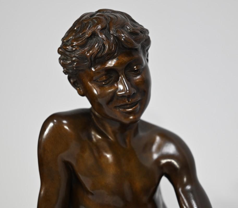 Bronze Sculpture “The Child with the Net”, signed R.Guillaume – 20th century For Sale 3
