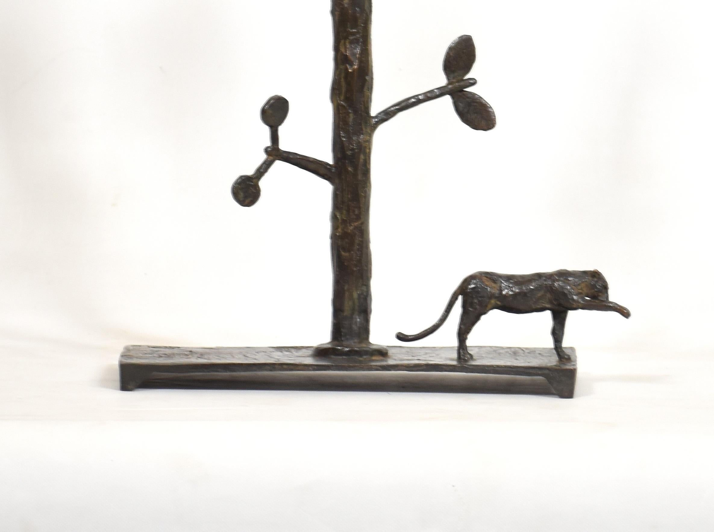Ispirato alla bellezza selvaggia dell'Africa, questo candelabro scultoreo unisce la funzione alla narrazione. Un leopardo in bronzo, dal portamento deciso, si muove silenziosamente sotto i rami di un albero stilizzato, che sostiene tre