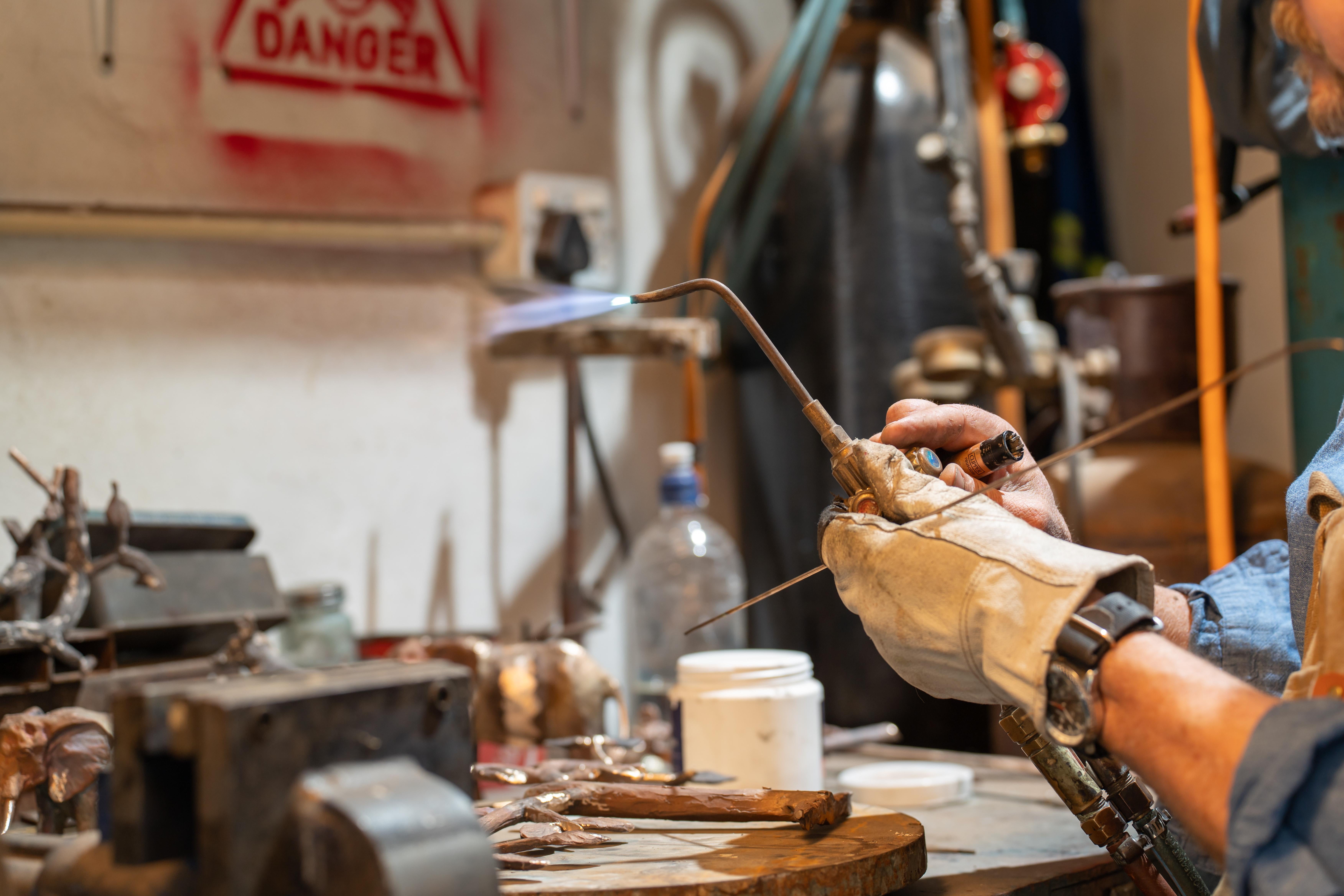 XXI secolo e contemporaneo Candelabro leopardato in bronzo in vendita