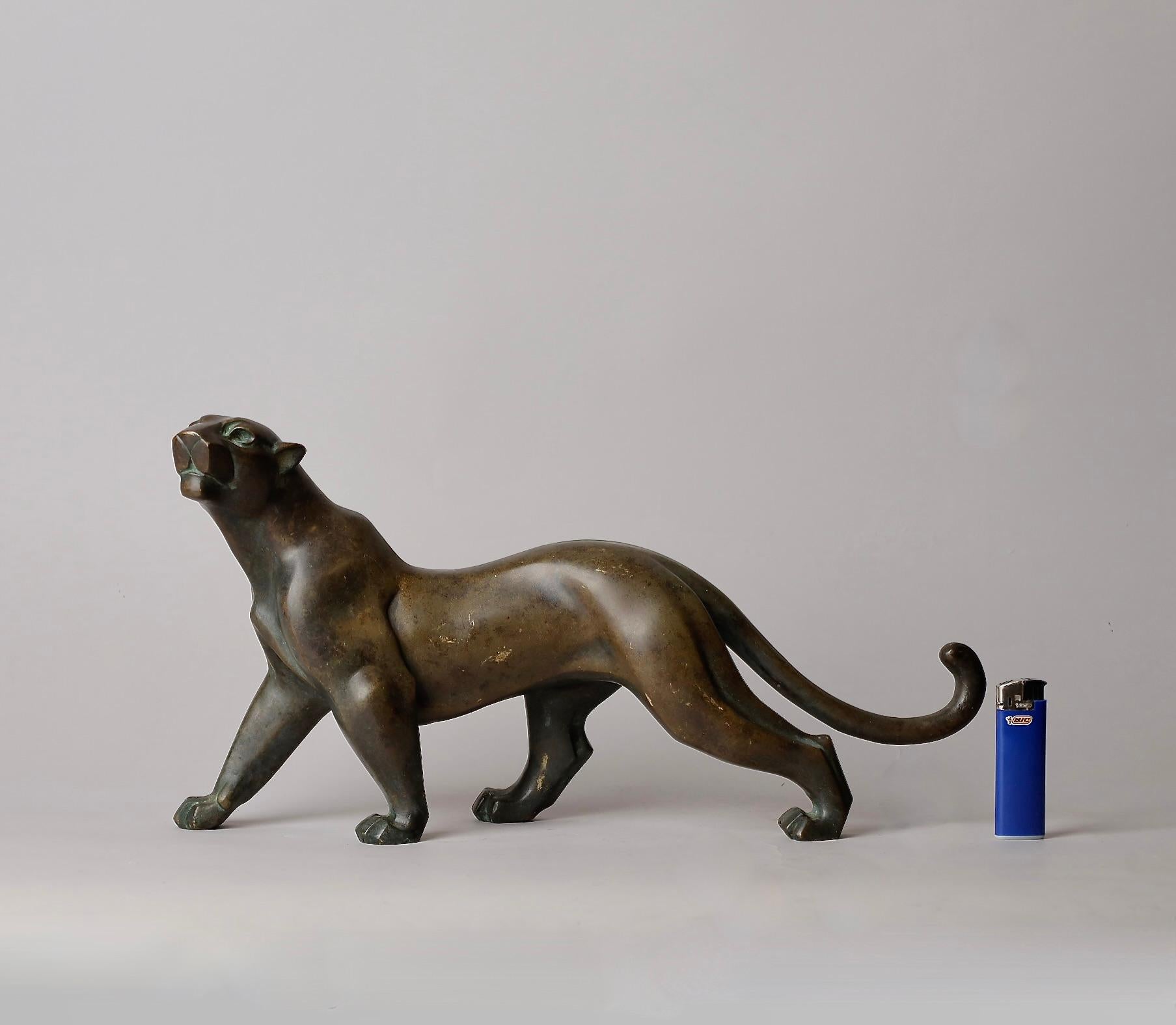 Elegant objet en bronze signé Léopard  par Tsuda Eijyu, Artistics Nitten  

Tsuda Eiju (1915-2001)Il a été admis à plusieurs reprises à l'exposition japonaise des beaux-arts (Nitten) et a reçu un grand prix en 1962.  Artistics est surtout connu pour