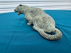 Léopard en bronze avec taches et patine