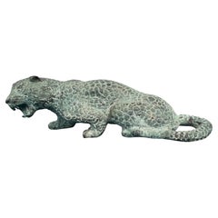 Léopard en bronze avec taches et patine