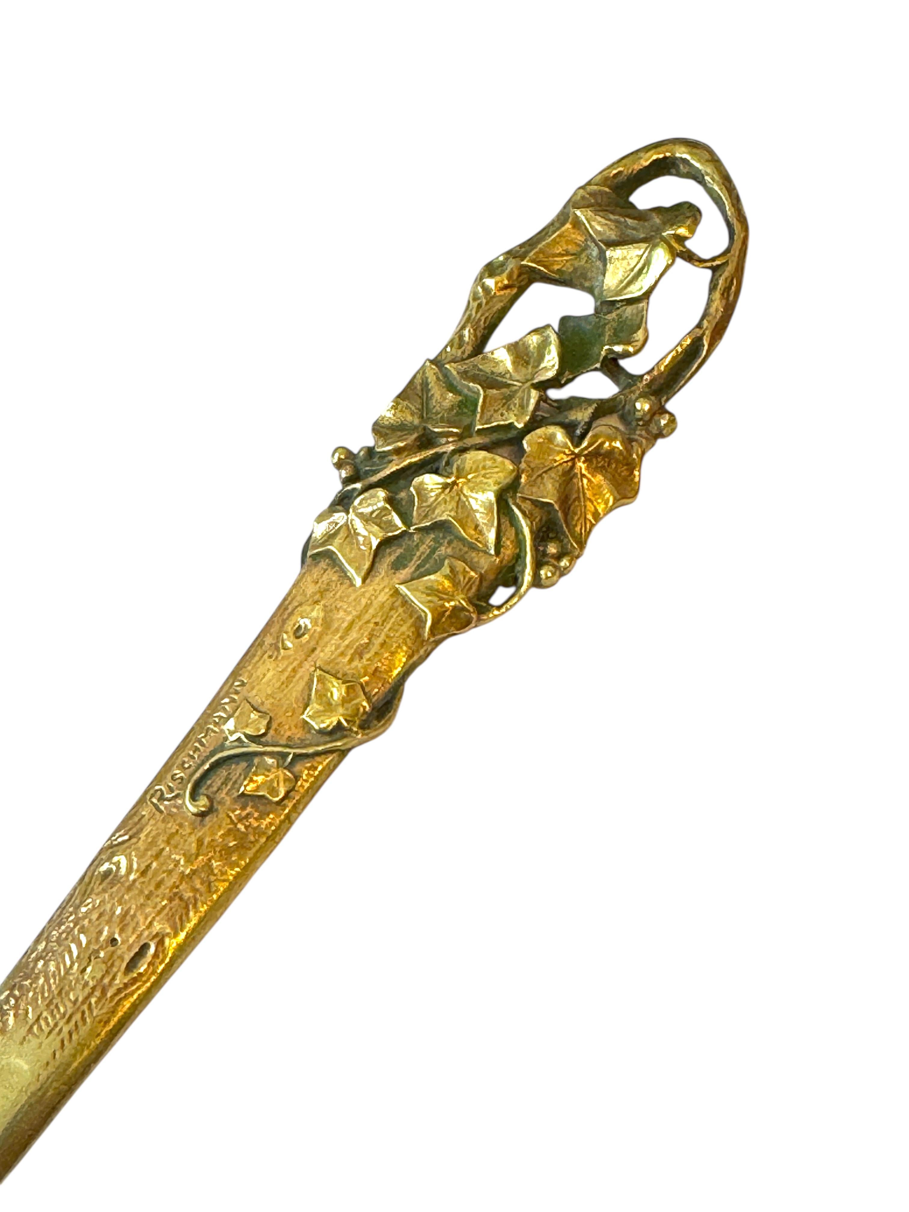Hervorragender Jugendstil-Brieföffner aus Bronze, signiert Rischmann, Ende 19. bis Anfang 20.

Ein außergewöhnlicher Jugendstil-Brieföffner aus Bronze, auf der Vorderseite signiert Rischmann und auf der Rückseite mit Bronze bezeichnet. Dieses