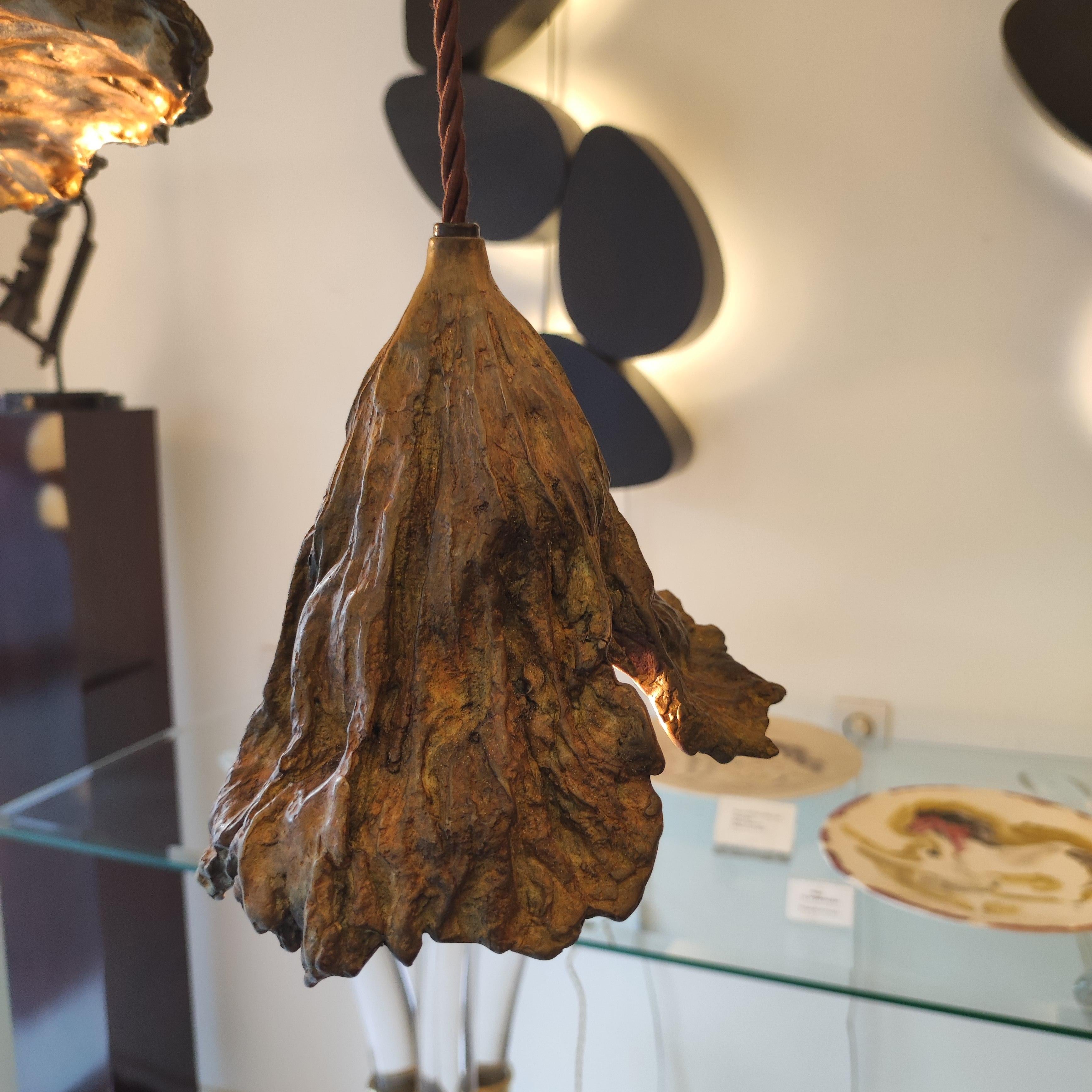 Sospensione in bronzo a forma di foglia sbiadita in vendita 2