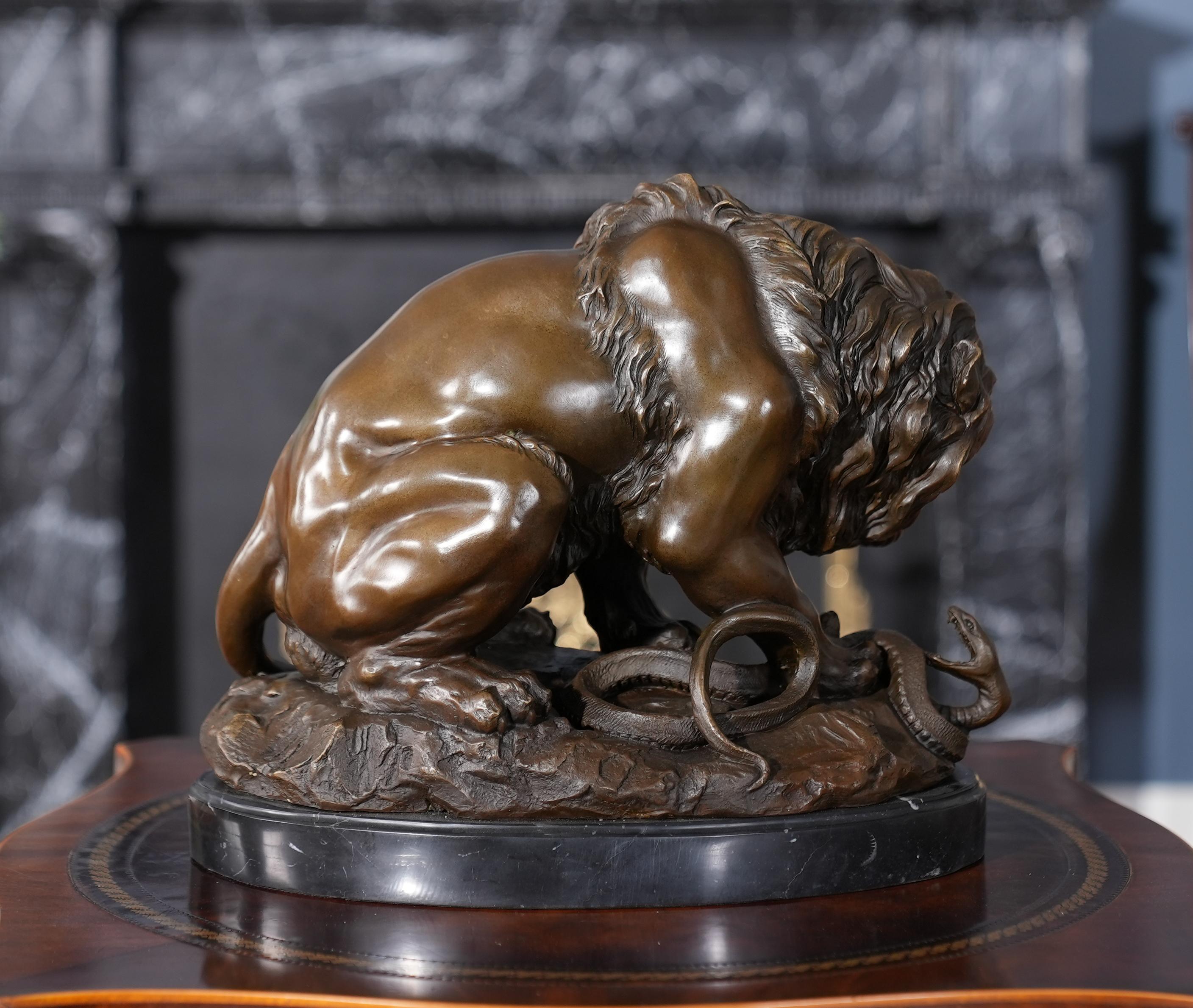 Lion et serpent en bronze sur socle en marbre en vente 2