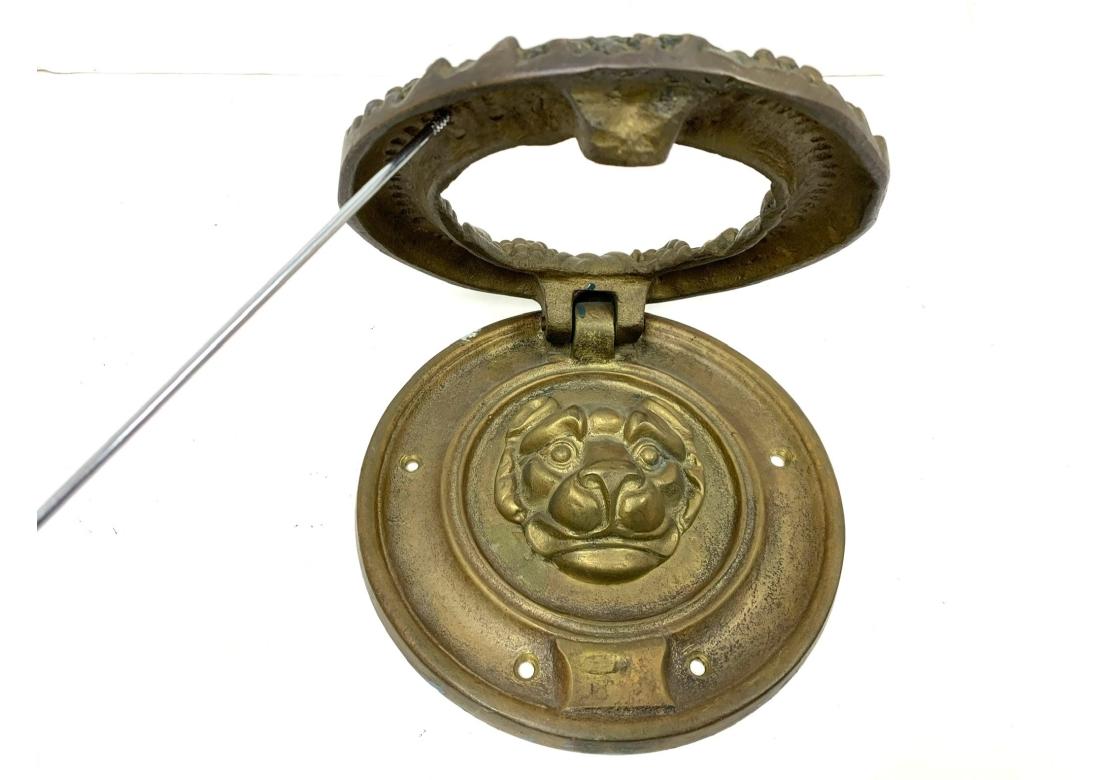 Georgiano Tassello per porta a forma di testa di leone in bronzo in vendita