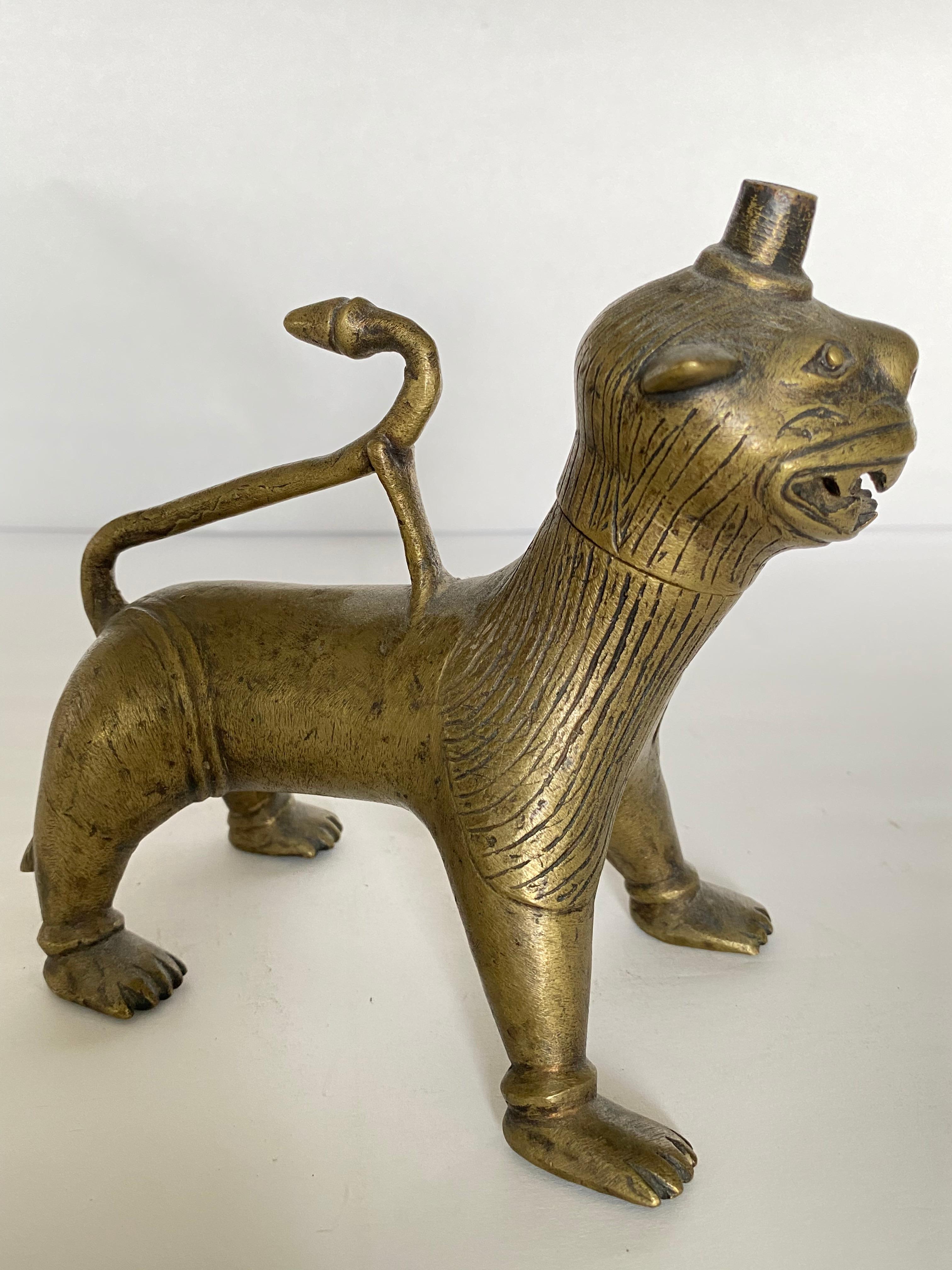 Bronzene Löwen-Öllampe:: Indien:: 19. Jahrhundert (Stammeskunst) im Angebot