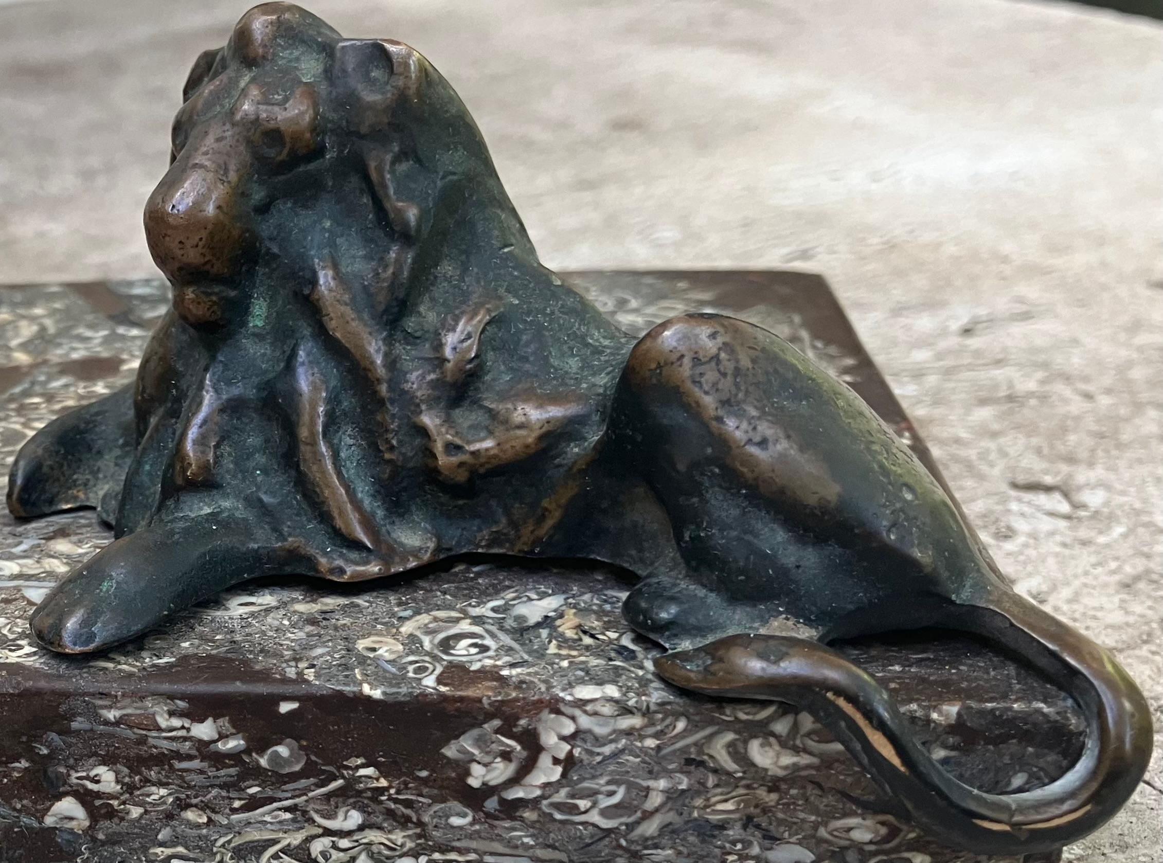 Bronze Löwe auf Marmorsockel Skulptur. 19. Jahrhundert liegende Bronze Löwe am Rande der blauen grauen und braunen Orthoceras Marmorplatte Sockel für Schreibtisch-Accessoire / Briefbeschwerer balanciert. Kontinental, um das 19.