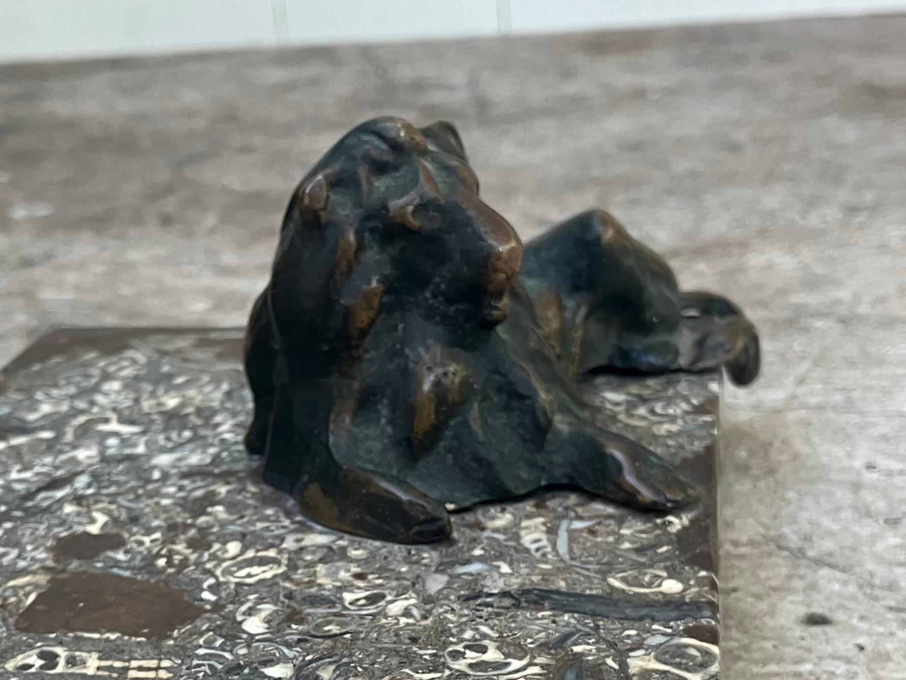 Bronze Lion on Marble Base Sculpture (Europäisch) im Angebot