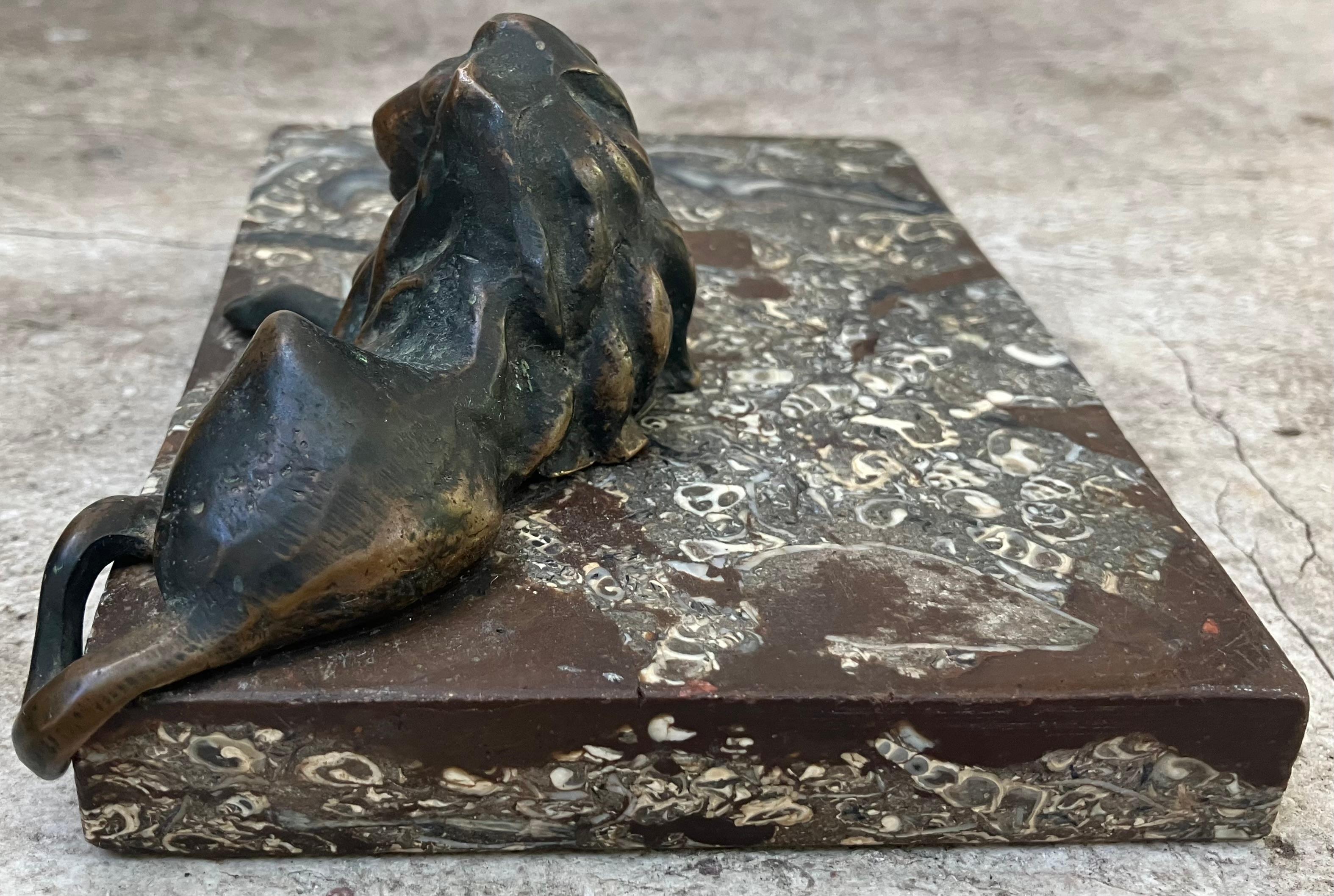 Bronze Lion on Marble Base Sculpture (Handgefertigt) im Angebot