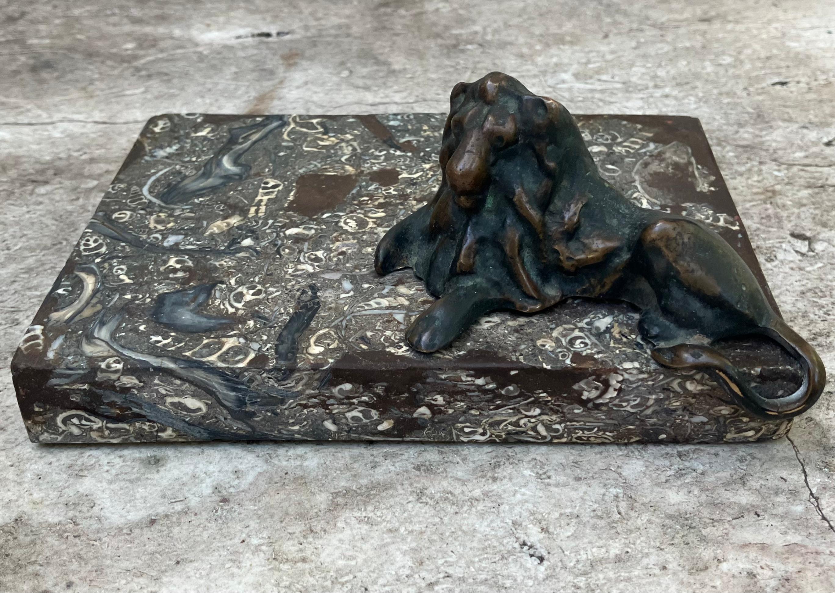 Bronze Lion on Marble Base Sculpture (19. Jahrhundert) im Angebot