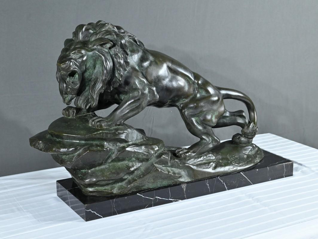 Bronzeskulptur mit zweifacher grüner und brauner Patina, auf dem Sockel signiert Nérin.
Dieses Werk stellt einen brüllenden Löwen dar, dessen Maul weit geöffnet ist und Zähne und Zunge zeigt.
Der Körper des Löwen befindet sich in einer dynamischen