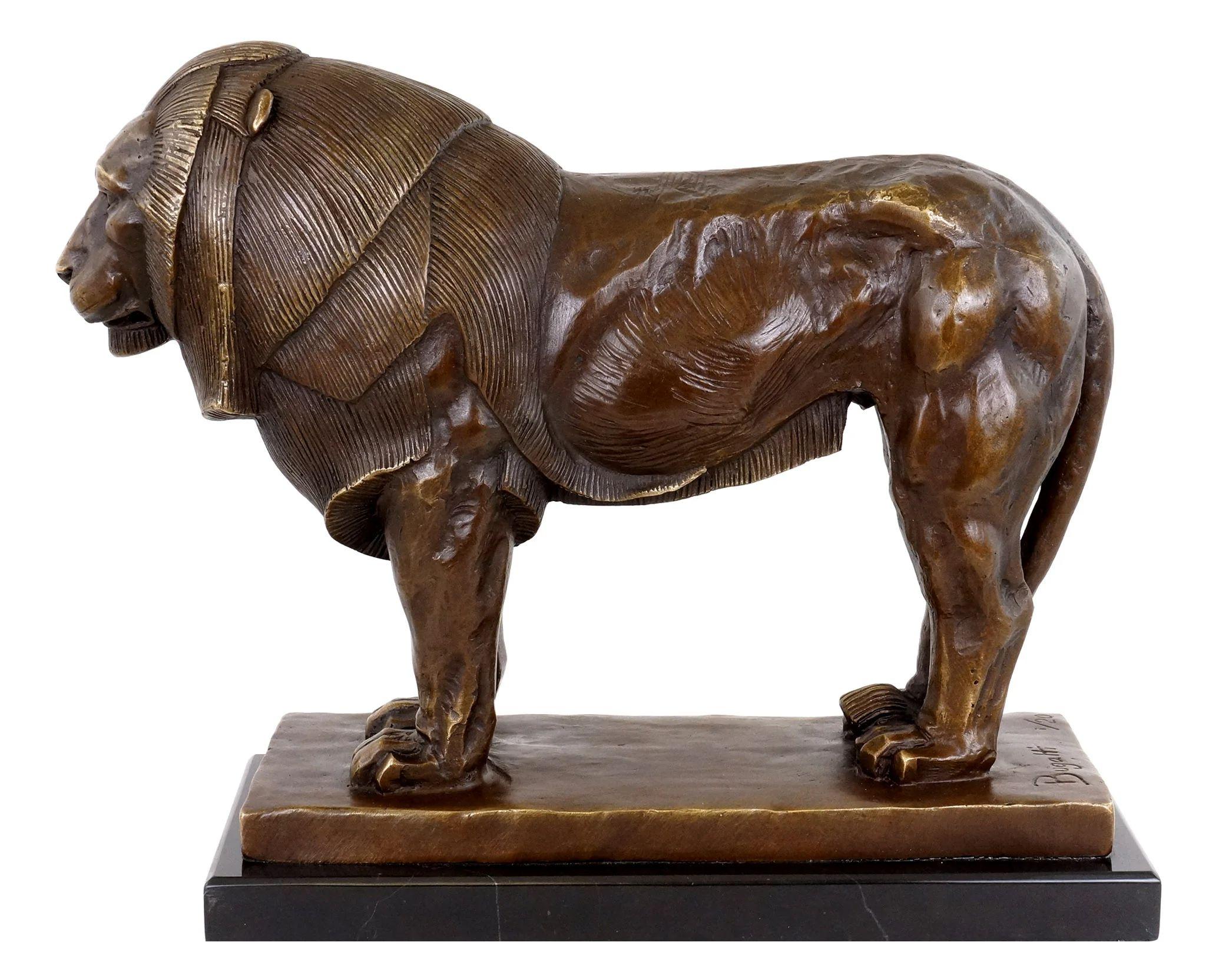 La scultura in bronzo Proud Lion nello stile di Rembrandt Bugatti è una statua di leone che combina forza, serenità ed eleganza. Questa scultura in bronzo cattura la tranquilla maestosità del re degli animali con un realismo