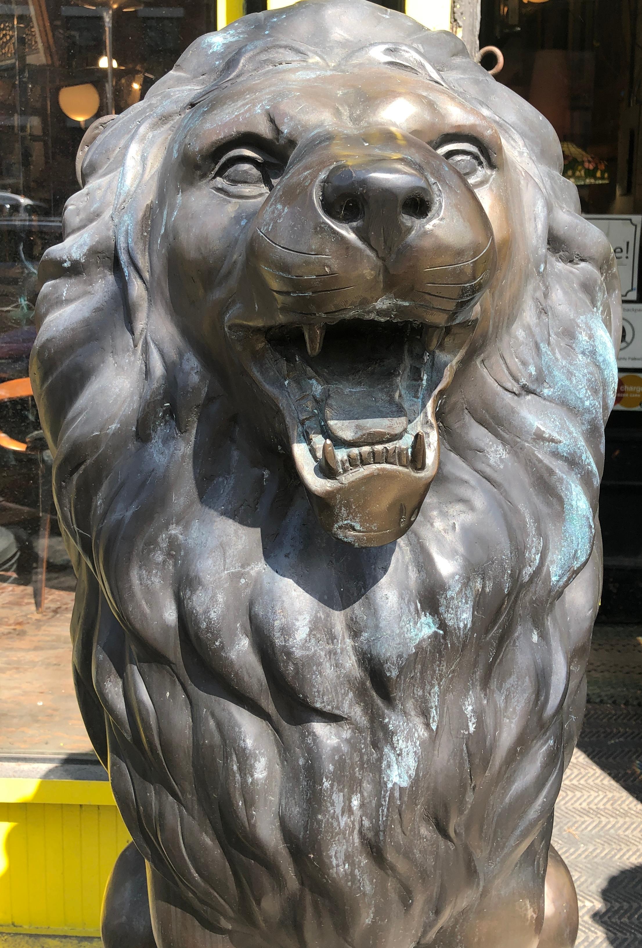 Vintage paire de lions sculptés exquis assis sur des boules. Parfait pour votre entrée de garage.
Veuillez confirmer le lieu NY ou NJ