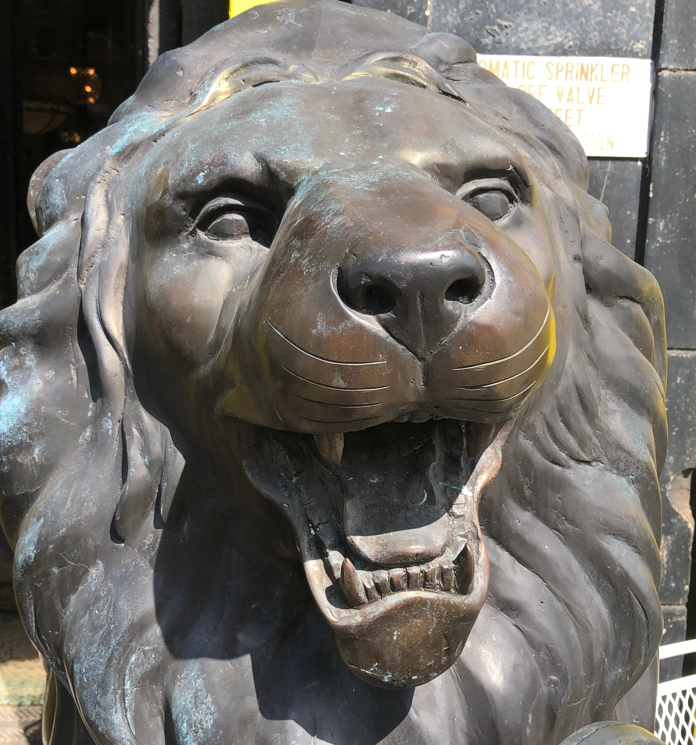 Statues de lion bronze État moyen - En vente à Brooklyn, NY