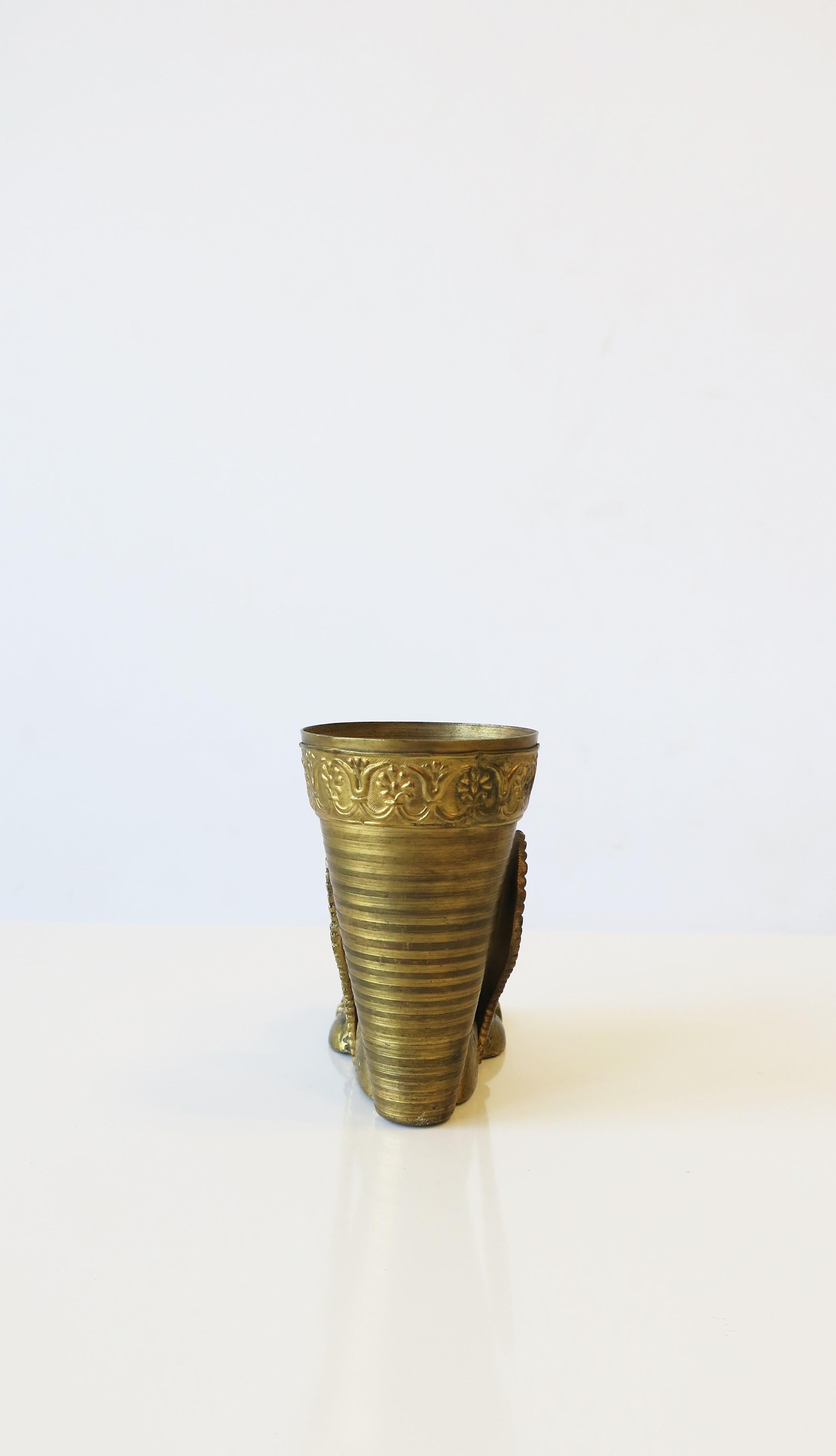 Vase chat lion en bronze doré de style néo-égyptien en vente 11