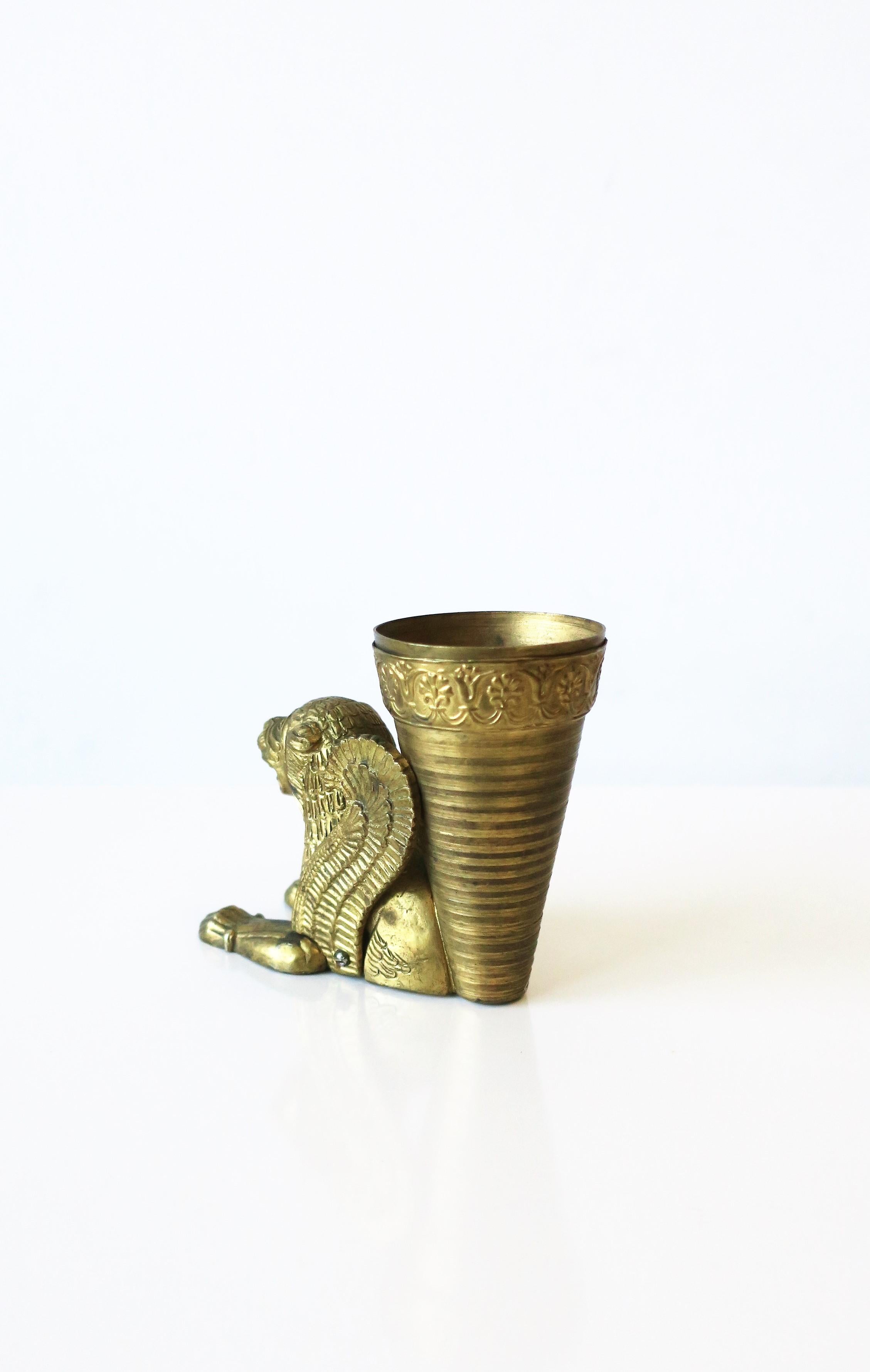 Vaso di bronzo dorato con leone e gatto in stile revival egiziano in vendita 12