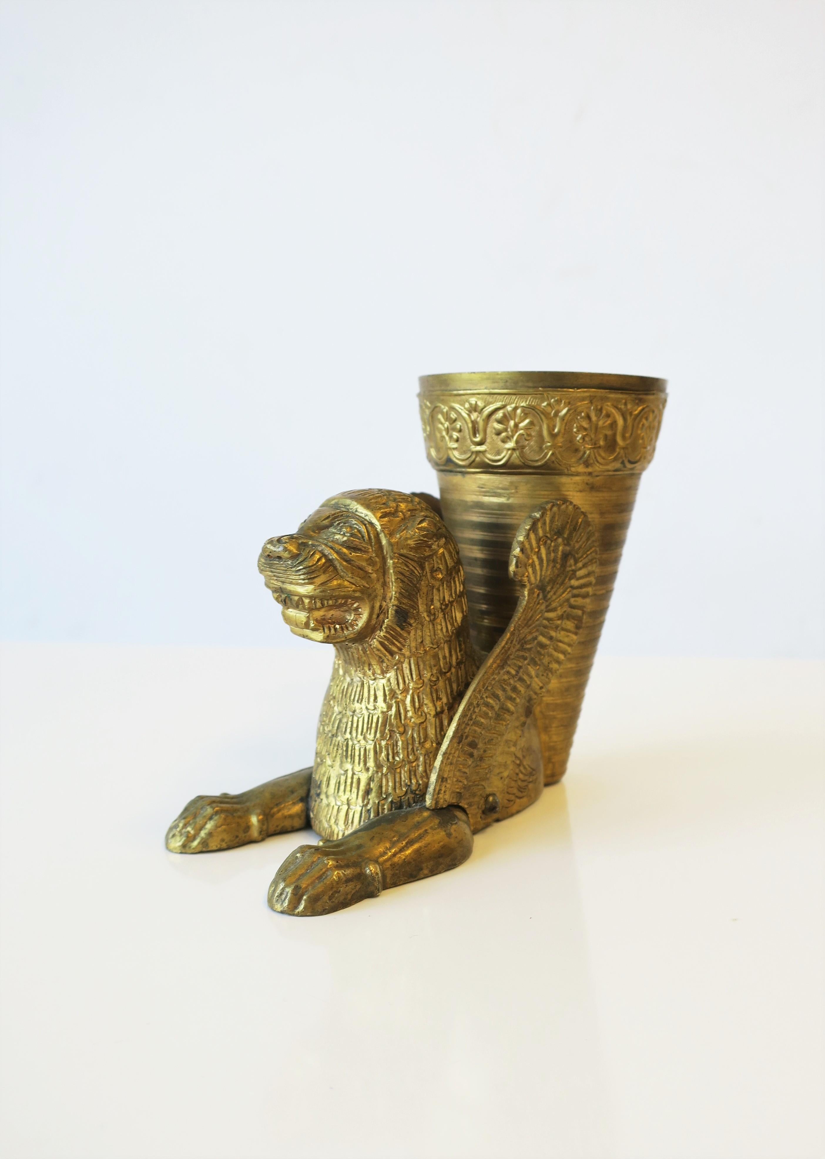 20ième siècle Vase chat lion en bronze doré de style néo-égyptien en vente