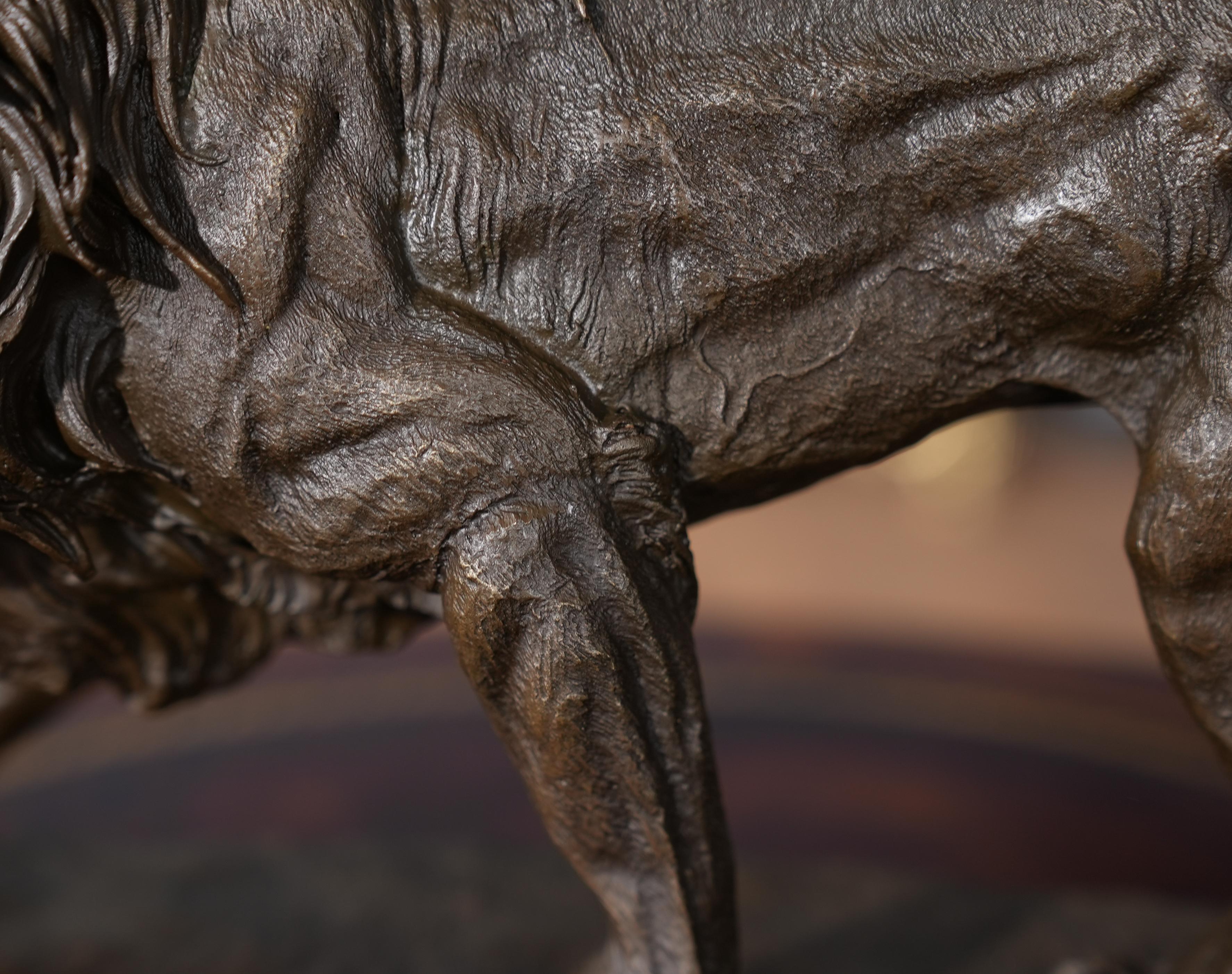 Lion en bronze avec base en marbre Neuf - En vente à Annville, PA