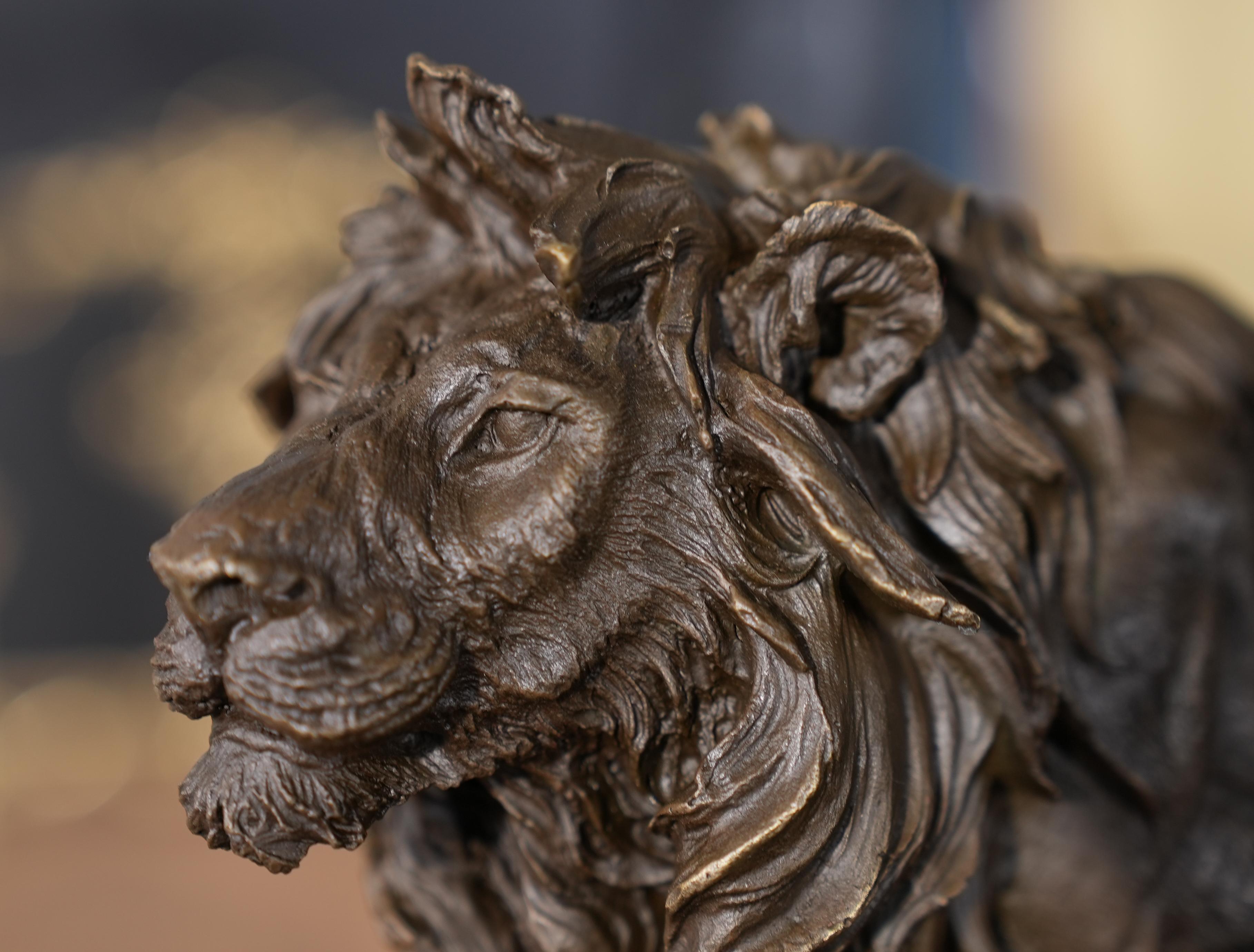 Lion en bronze avec base en marbre en vente 1
