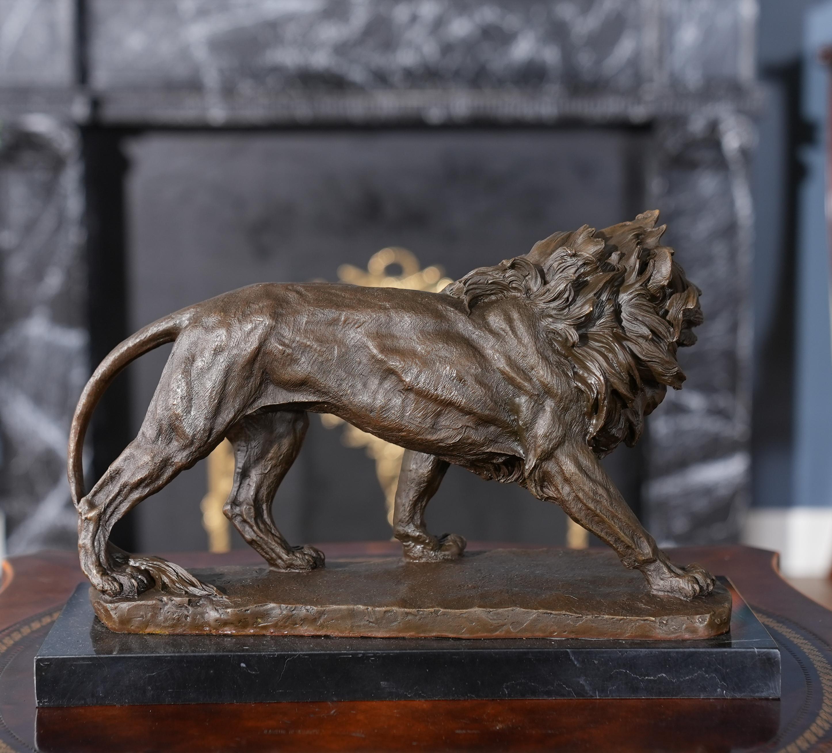 Lion en bronze avec base en marbre en vente 2