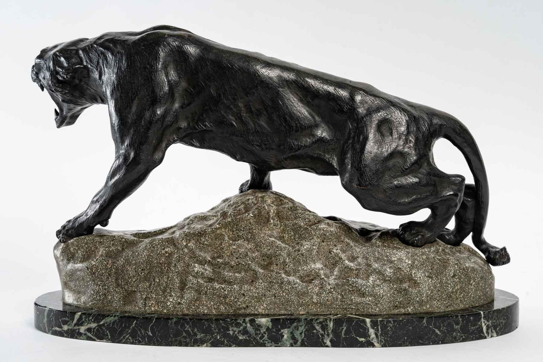 20ième siècle Lionne en bronze par Thomas François Cartier