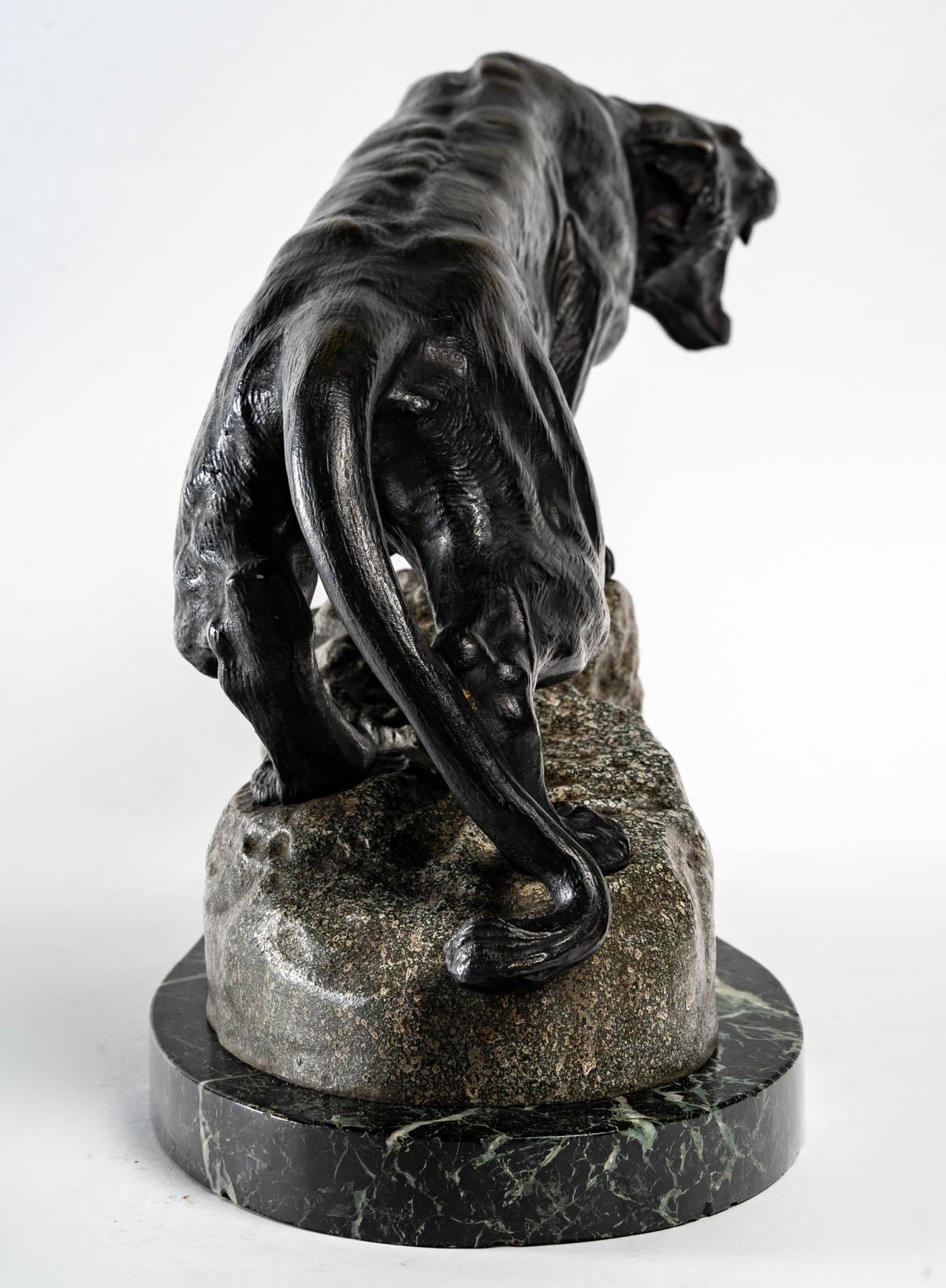 Bronze Lionne en bronze par Thomas François Cartier