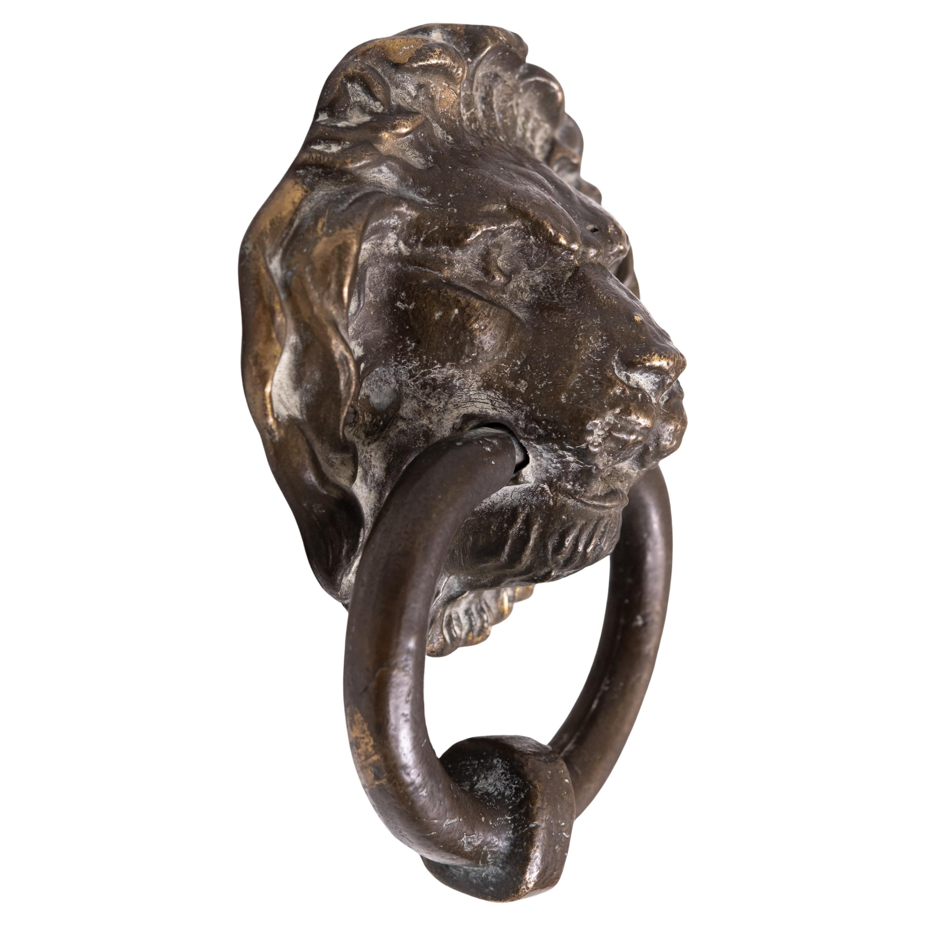 Bellissimo battente in bronzo a forma di testa di leone.
XIX secolo .