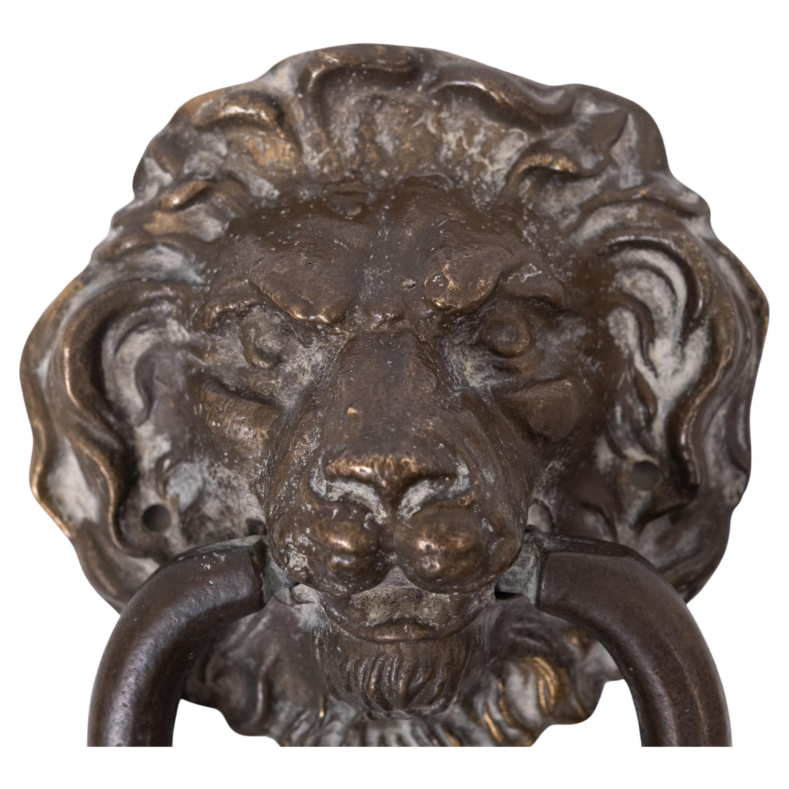 Vittoriano Battente in bronzo con testa di leone  xIX secolo in vendita