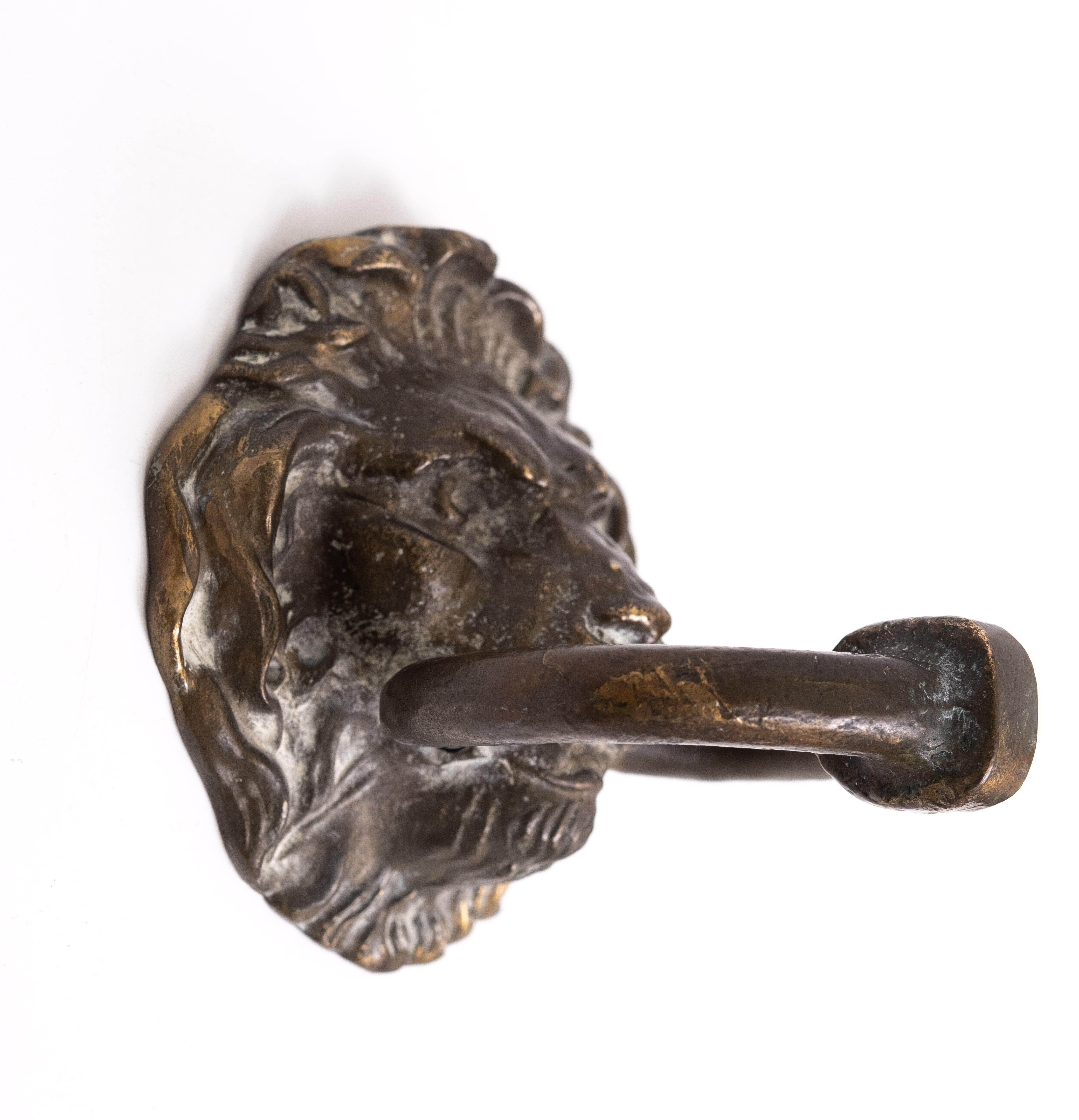 Battente in bronzo con testa di leone  xIX secolo in vendita 1