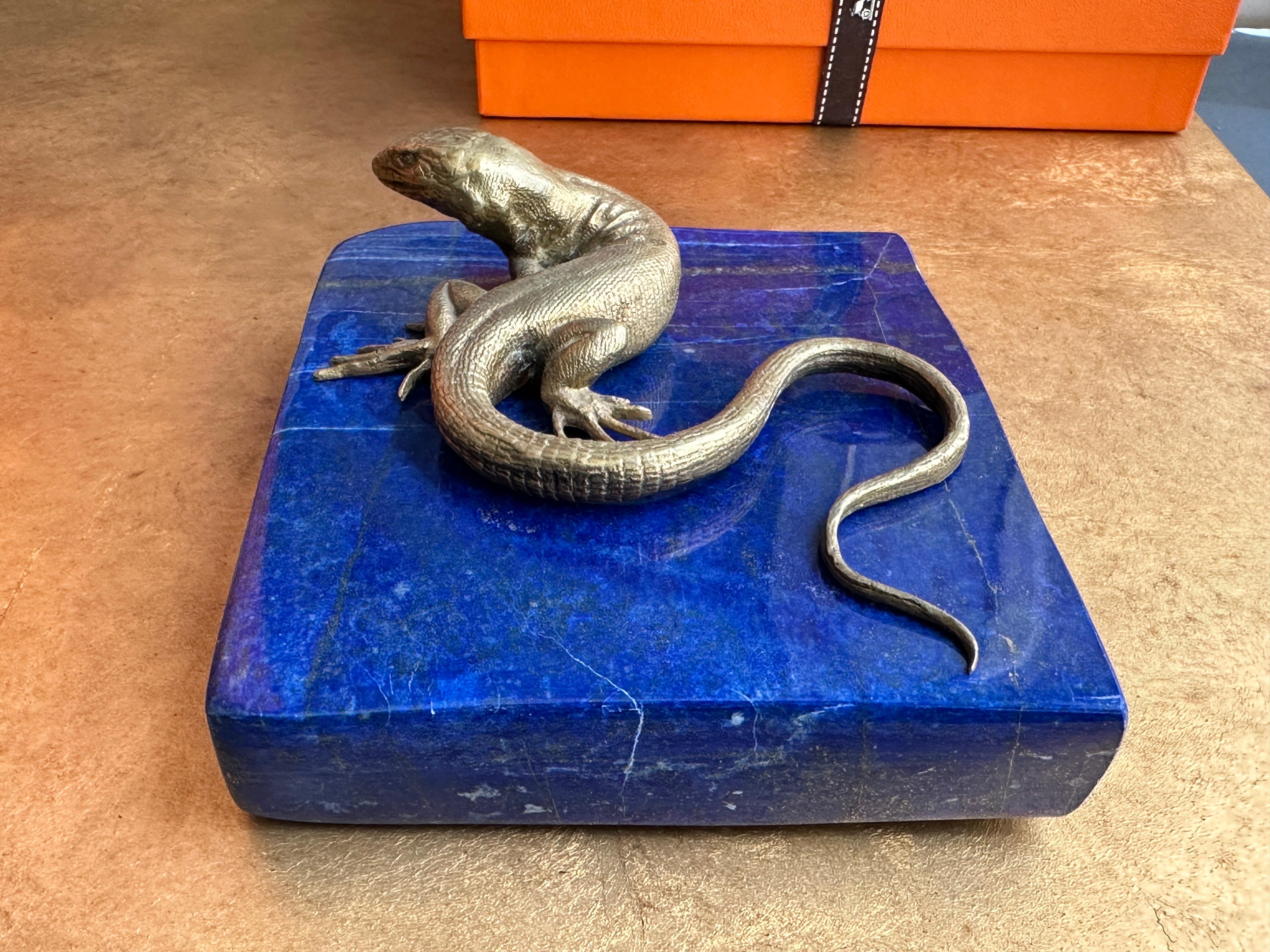 Presse-papiers en bronze lézard et lapis-lazuli en vente 2