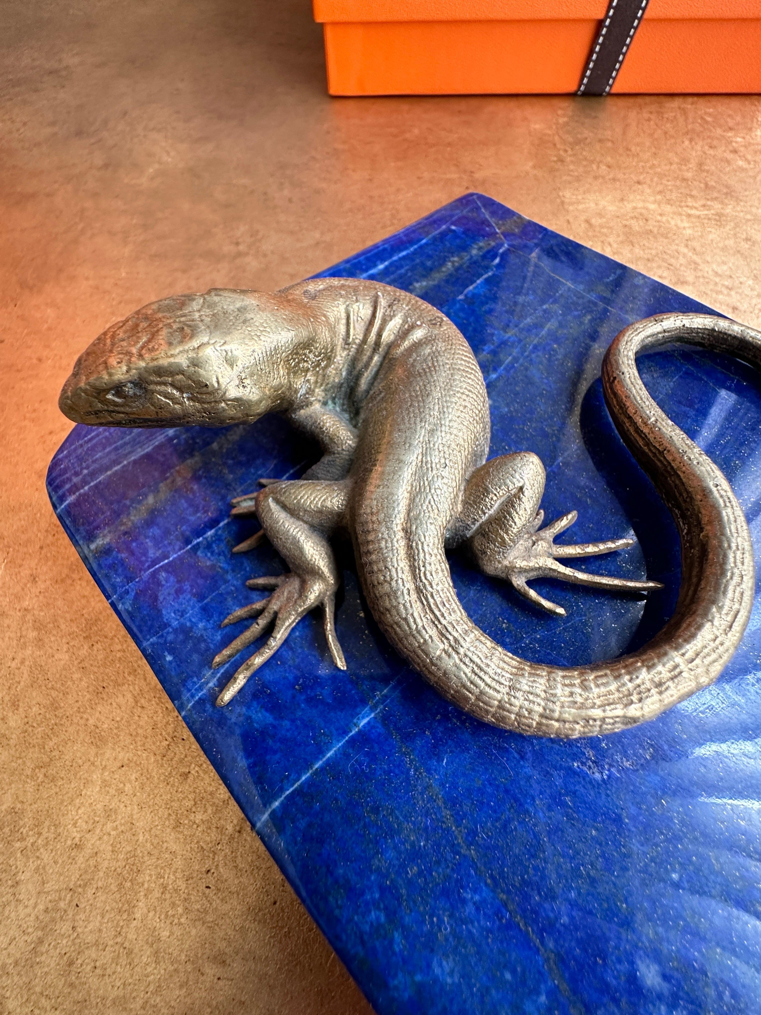 Presse-papiers en bronze lézard et lapis-lazuli en vente 3