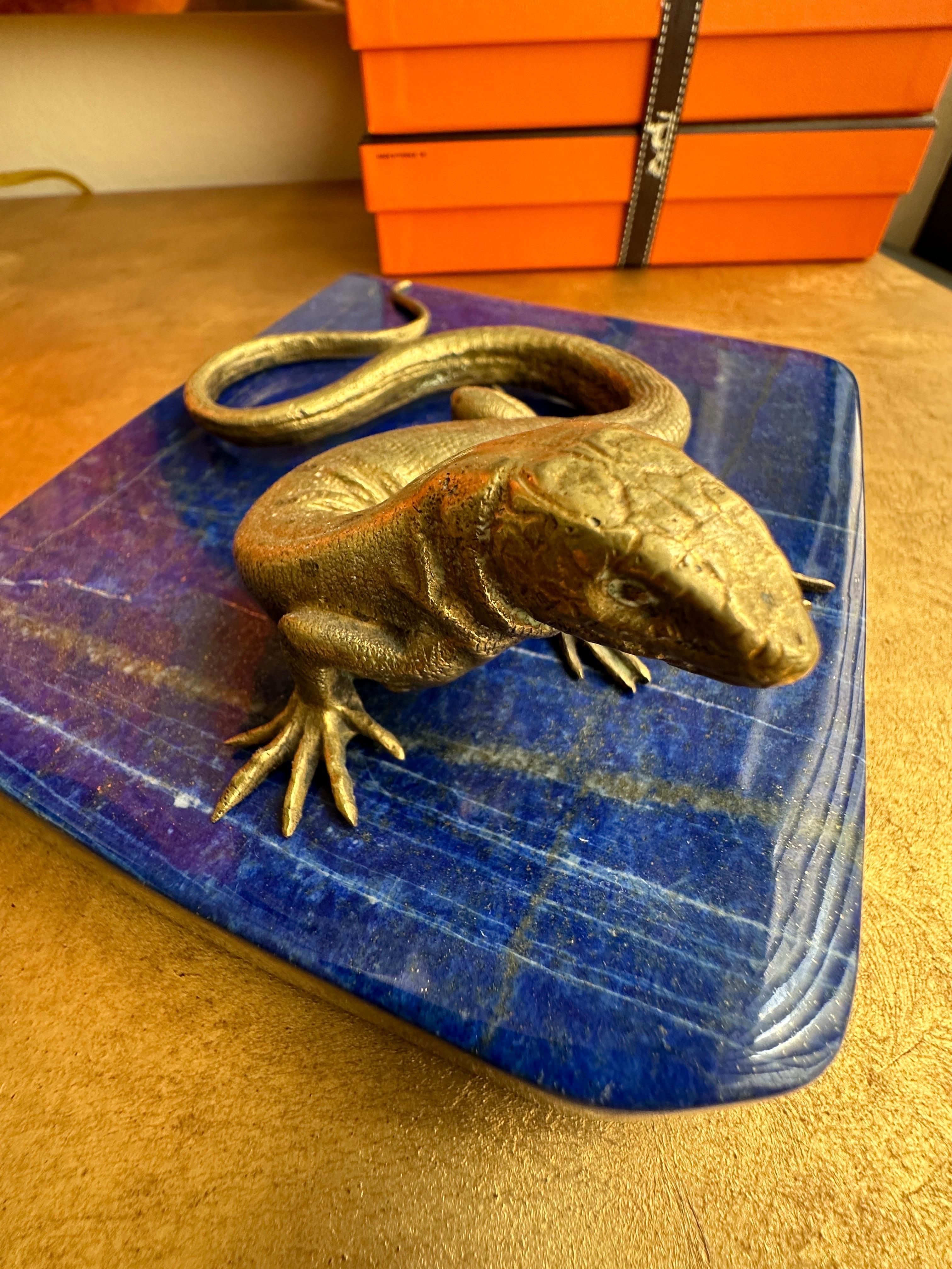 Presse-papiers en bronze lézard et lapis-lazuli en vente 5