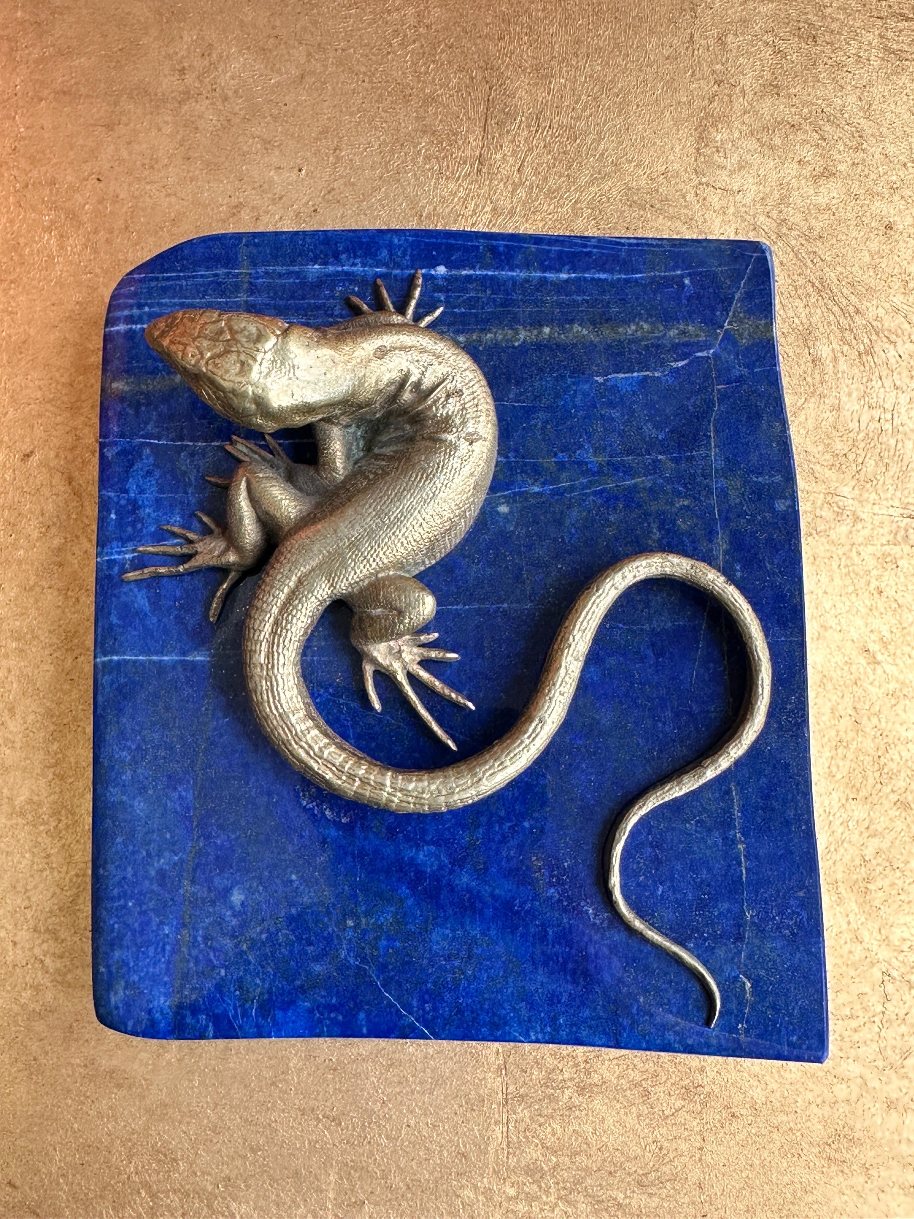 Lézard en bronze / laiton coulé à la cire perdue sur un lapis-lazuli massif et poli. Peut être utilisé comme presse-papier ou comme accessoire de bureau décoratif.
Le lézard lui-même mesure 5,5