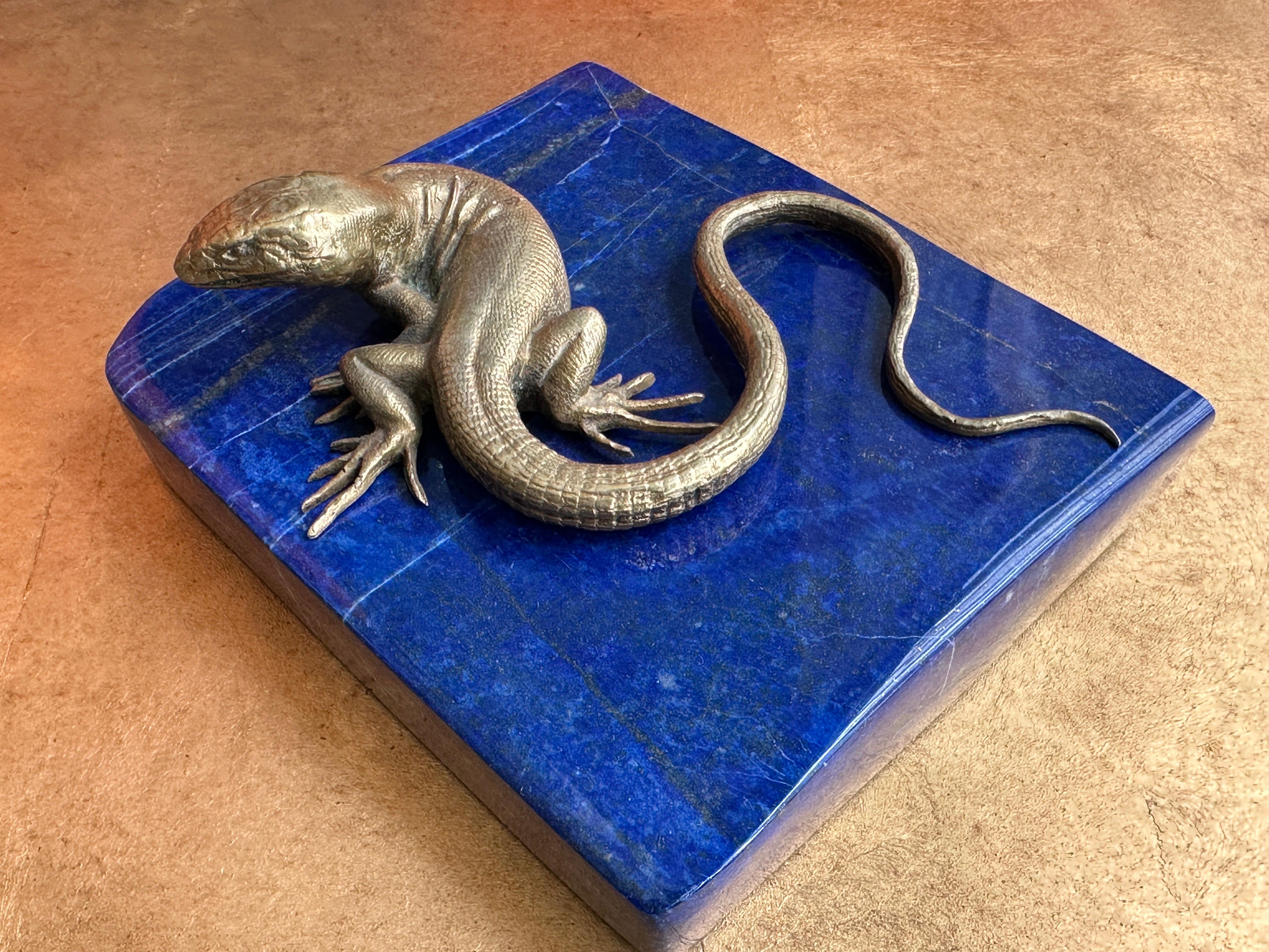 Belle Époque Presse-papiers en bronze lézard et lapis-lazuli en vente