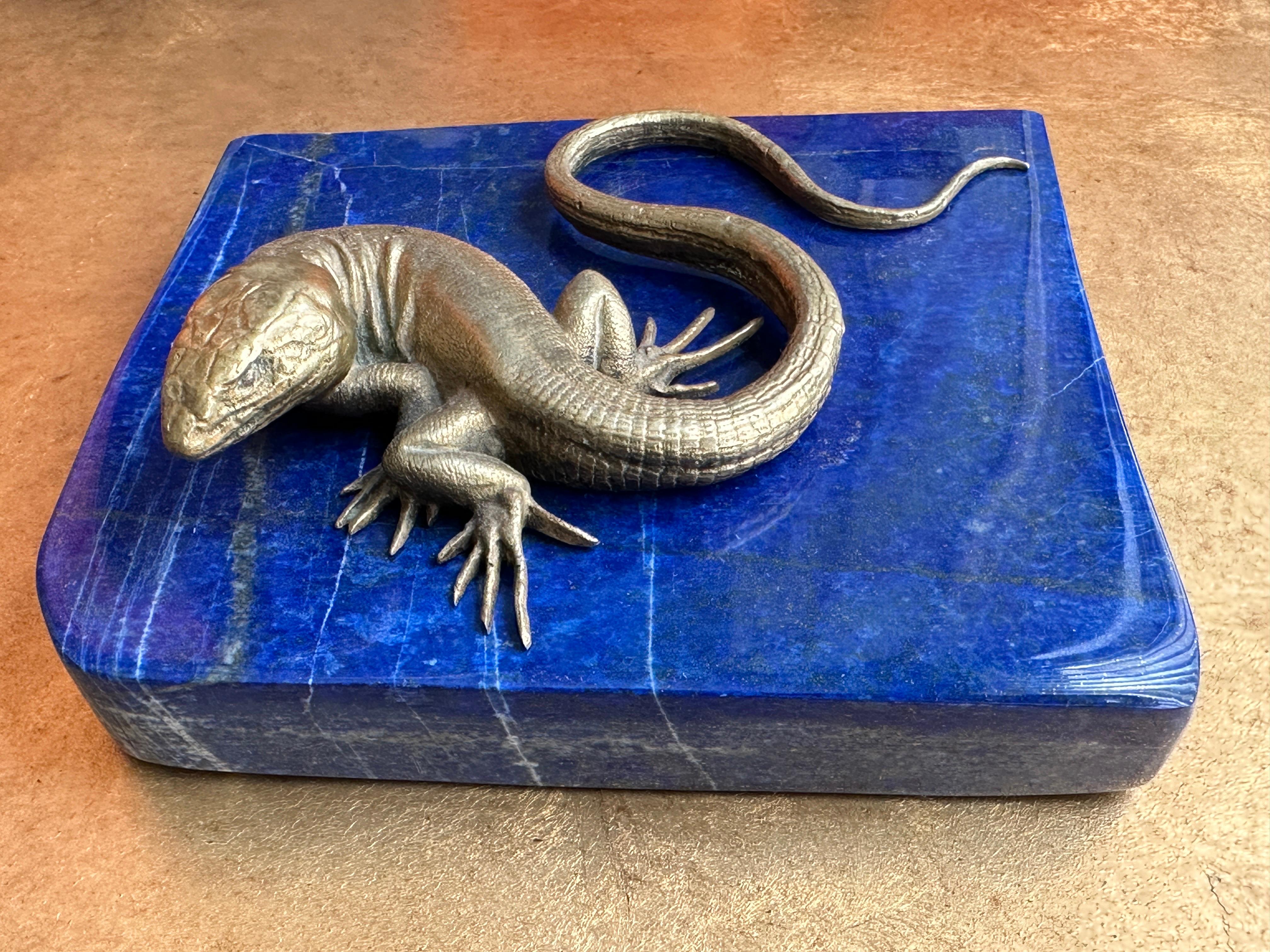 Français Presse-papiers en bronze lézard et lapis-lazuli en vente