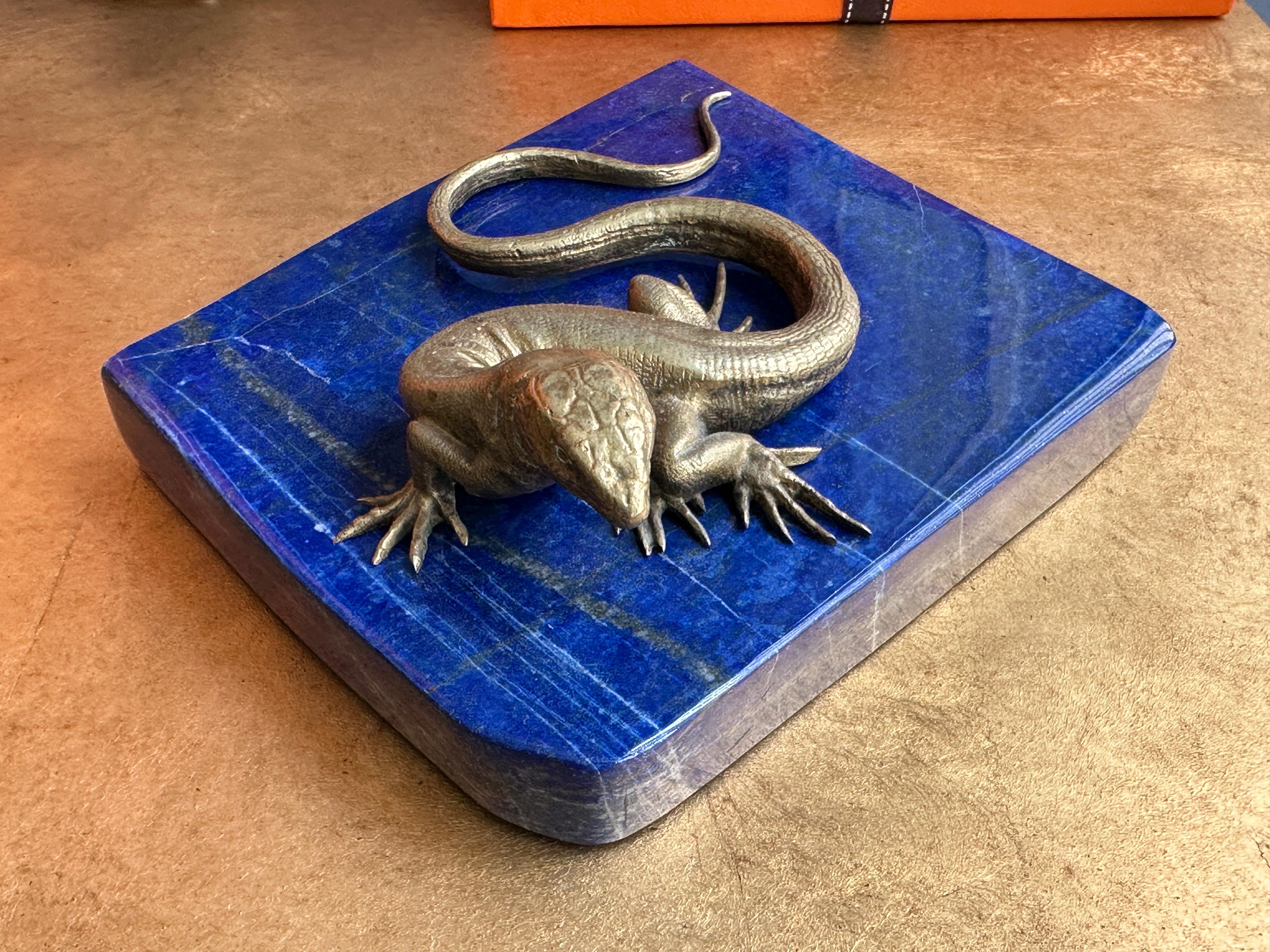 Moulage Presse-papiers en bronze lézard et lapis-lazuli en vente