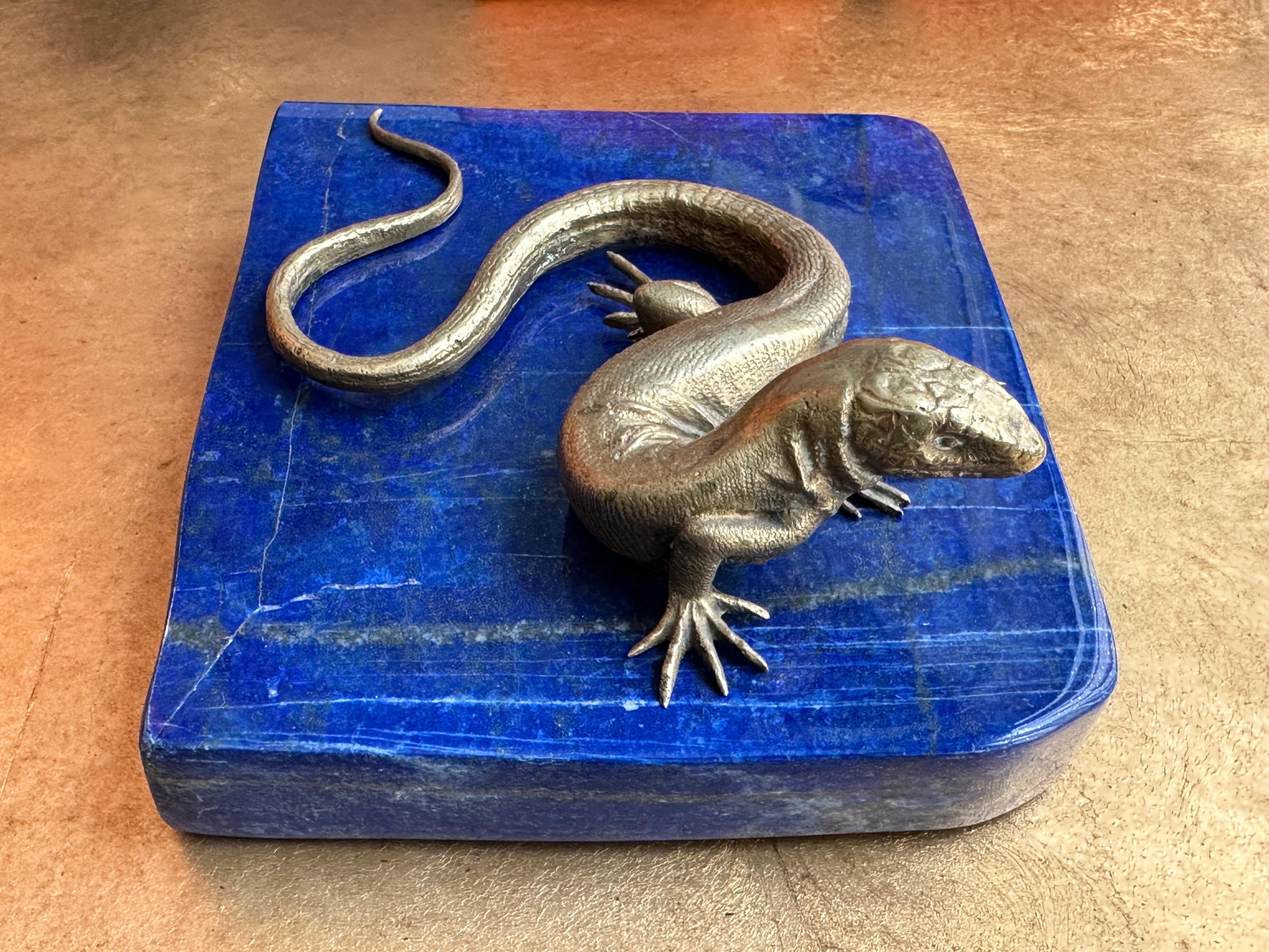 Presse-papiers en bronze lézard et lapis-lazuli Bon état - En vente à North Hollywood, CA