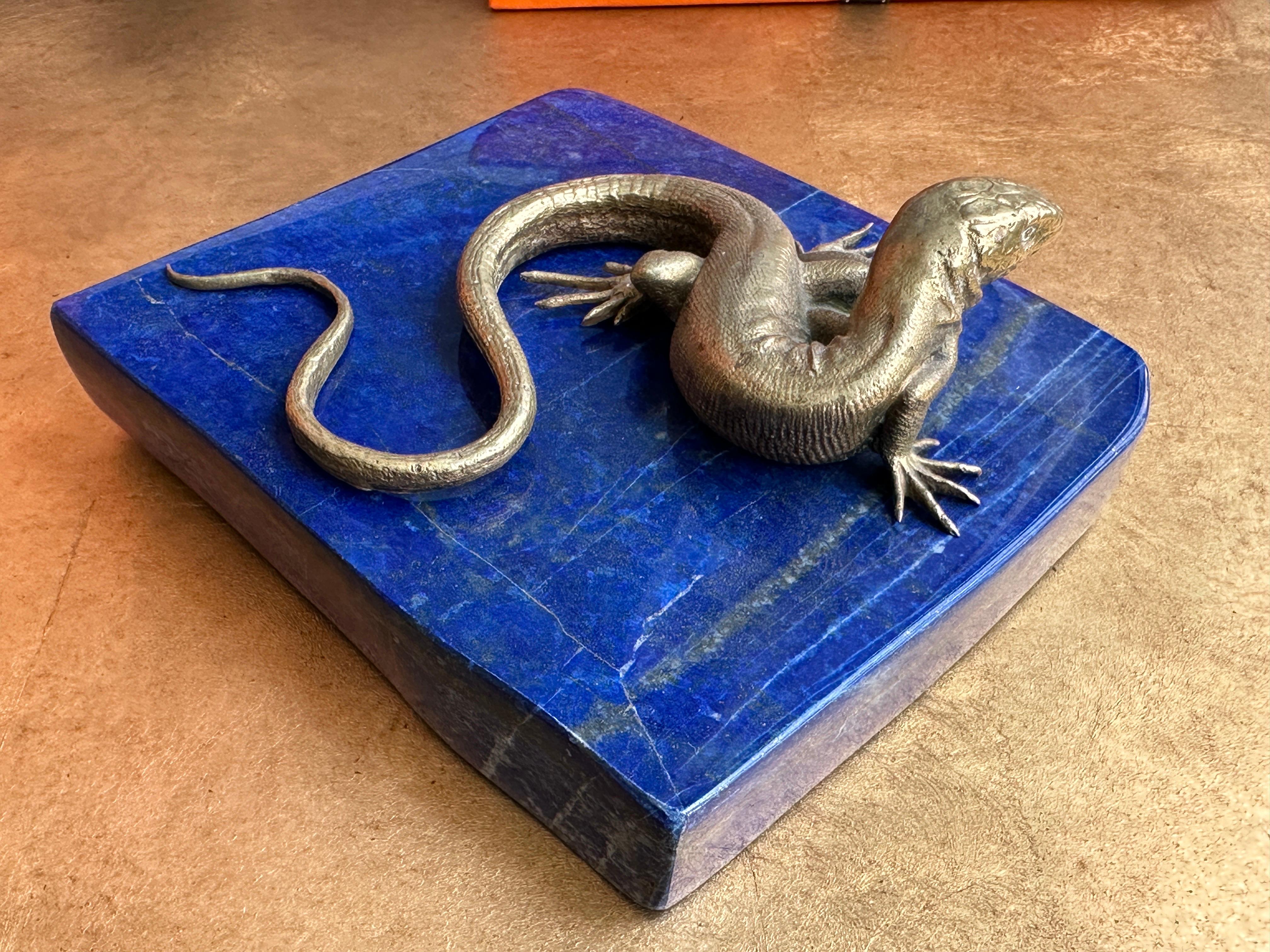 Début du 20ème siècle Presse-papiers en bronze lézard et lapis-lazuli en vente