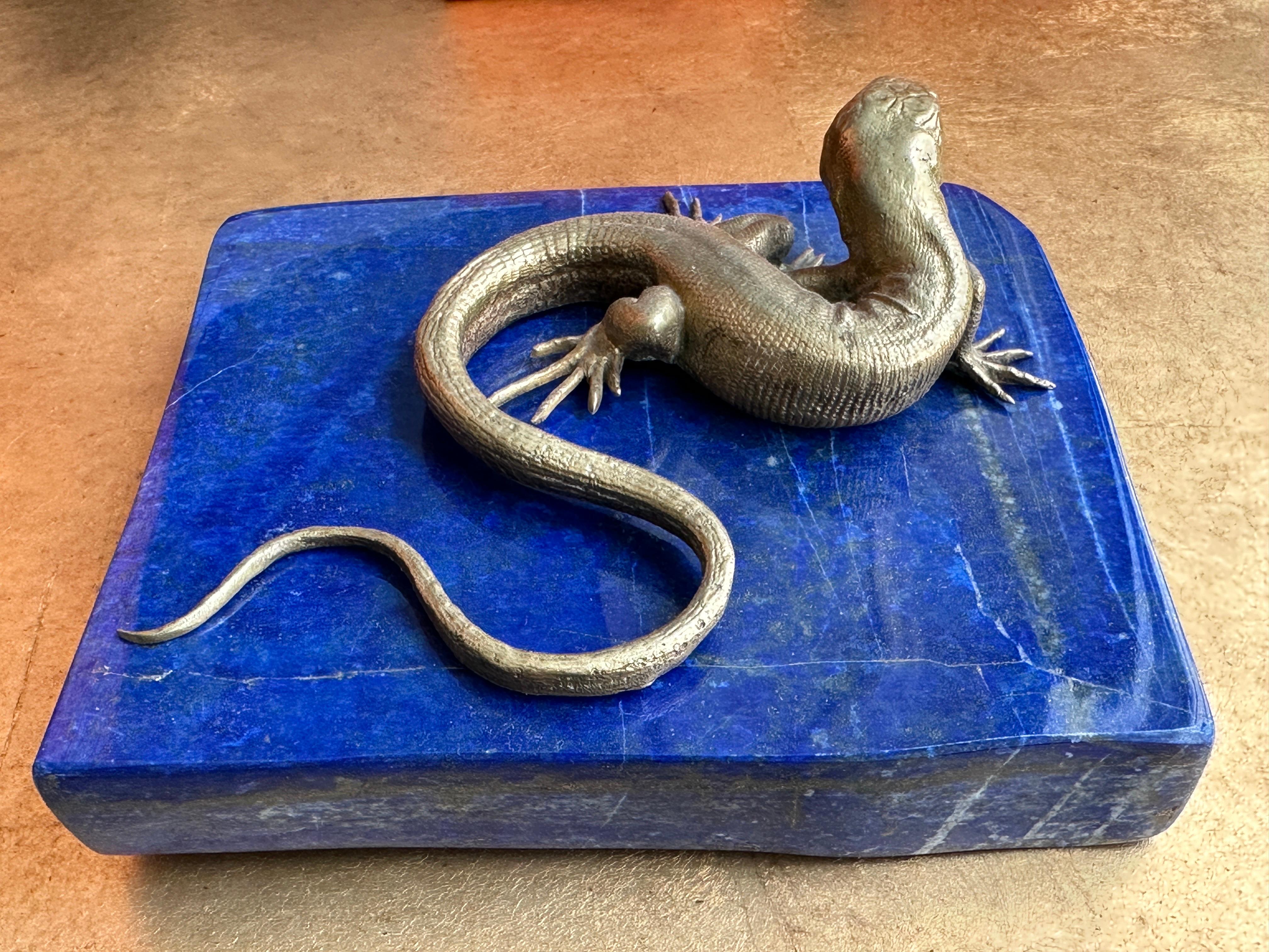 Bronze Presse-papiers en bronze lézard et lapis-lazuli en vente