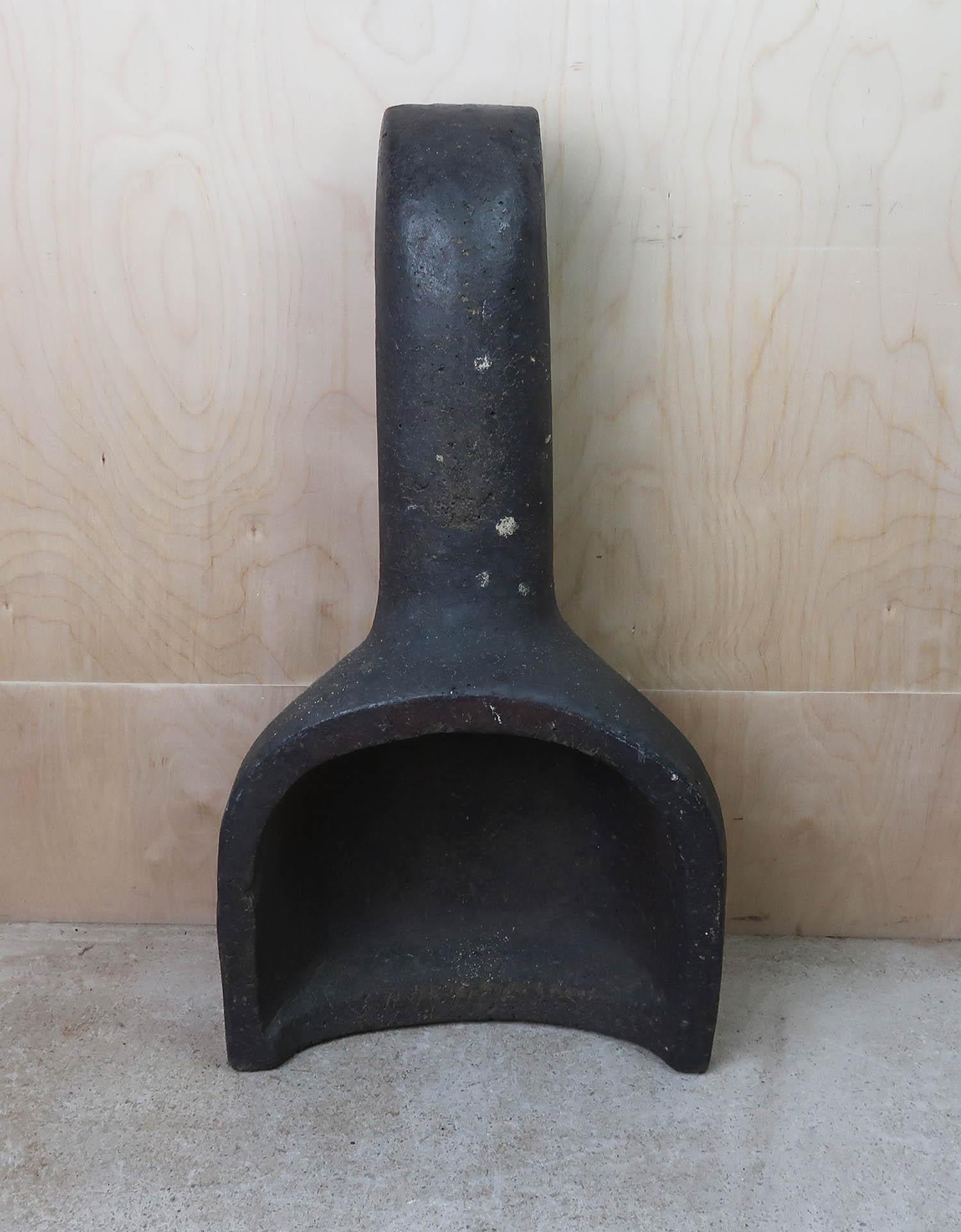 Maravilloso objeto encontrado o elemento arquitectónico altamente escultórico con un aire etnográfico/industrial.

Aunque es de cerámica  ( un tipo de gres ) tiene un bonito aspecto metálico. Parece bronce o hierro.

Me parece igual de bonita por
