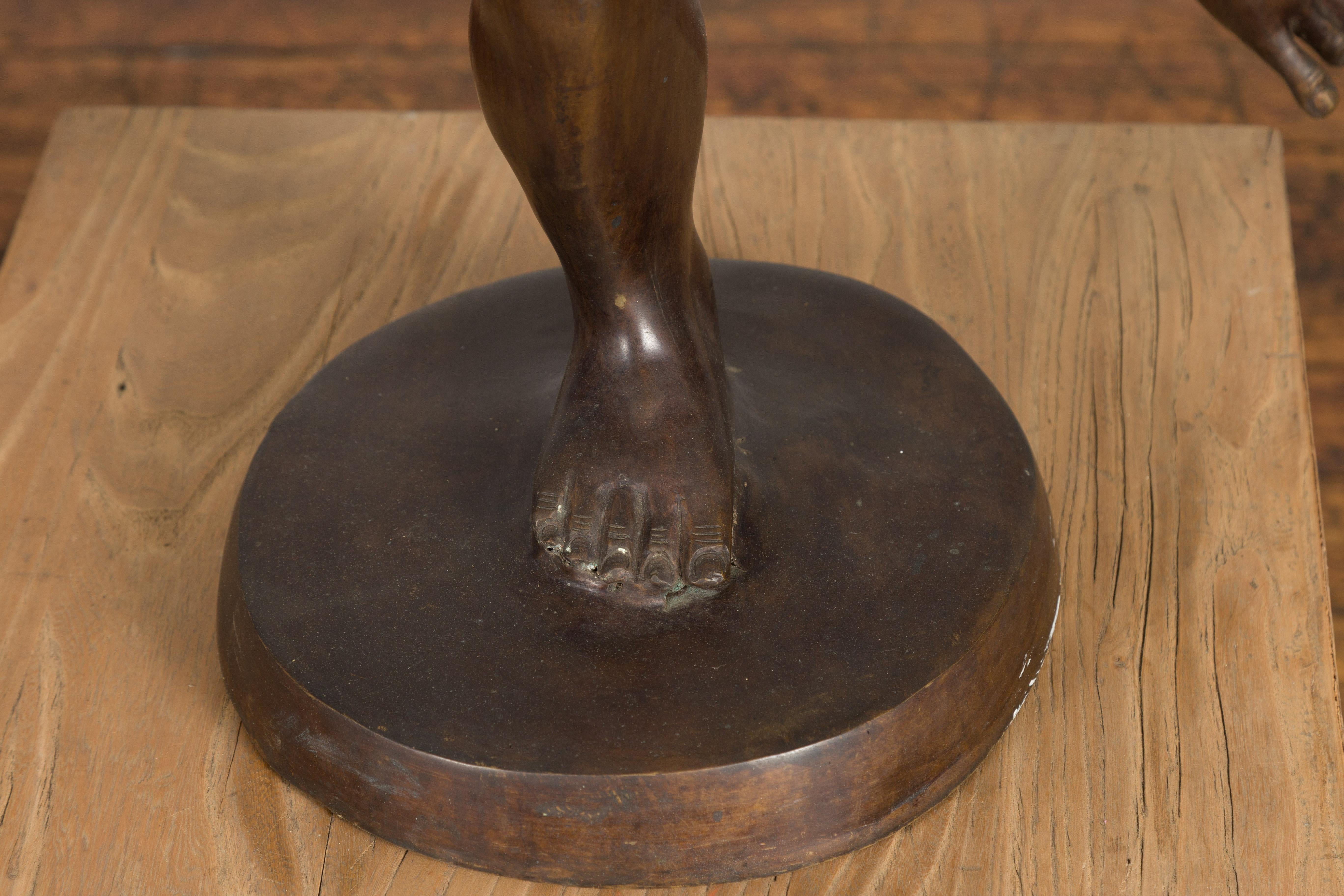 Statua classica da tavolo in bronzo di un putto che tiene in mano una rana in vendita 1