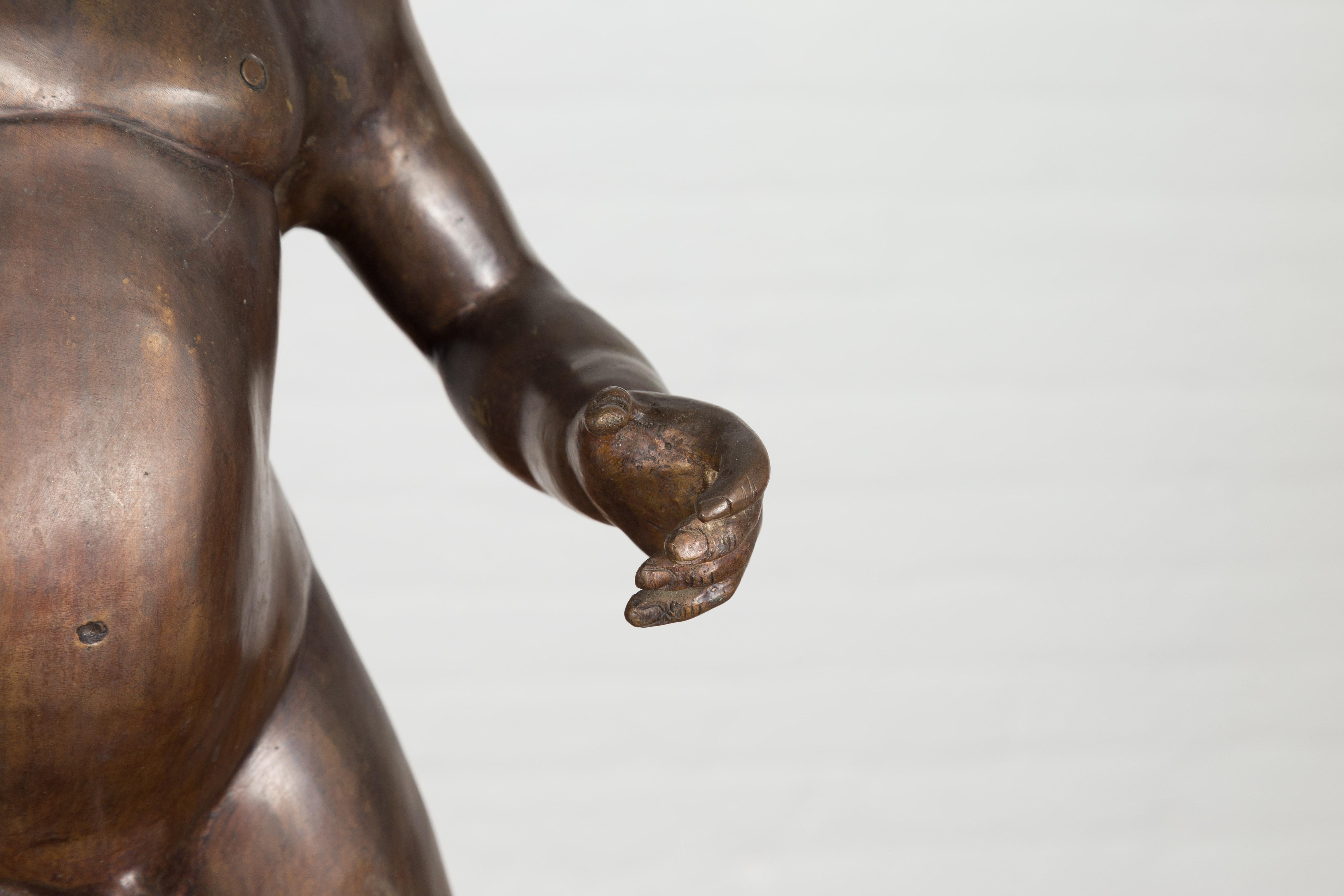 Statua classica da tavolo in bronzo di un putto che tiene in mano una rana In condizioni buone in vendita a Yonkers, NY