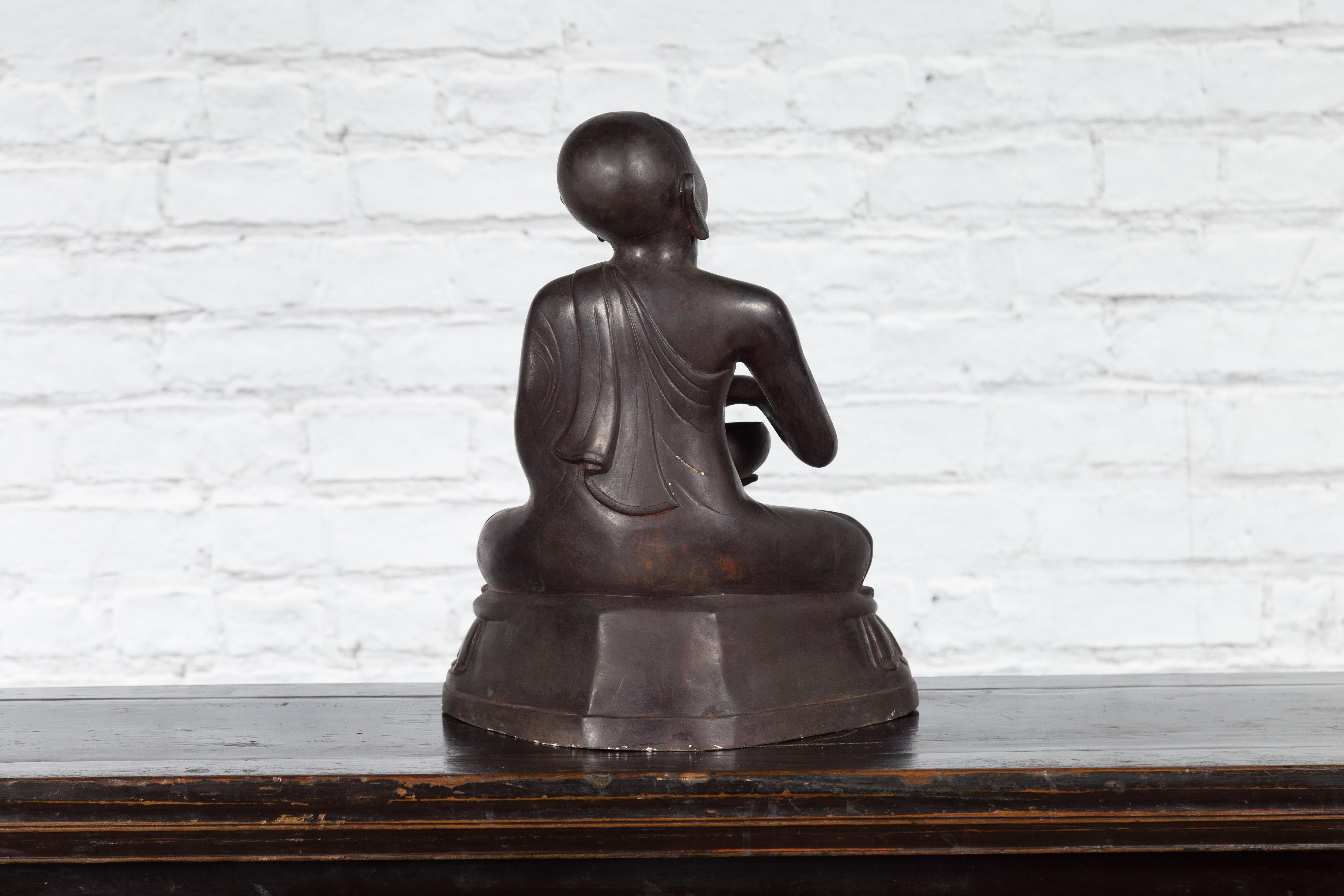 Sculpture en bronze perdue en cire représentant un moine bouddhiste priant avec un bol offrant en vente 5